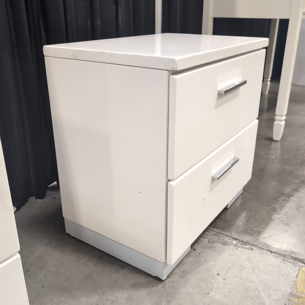 Modern White Single-Drawer Nightstand with Recessed Handle