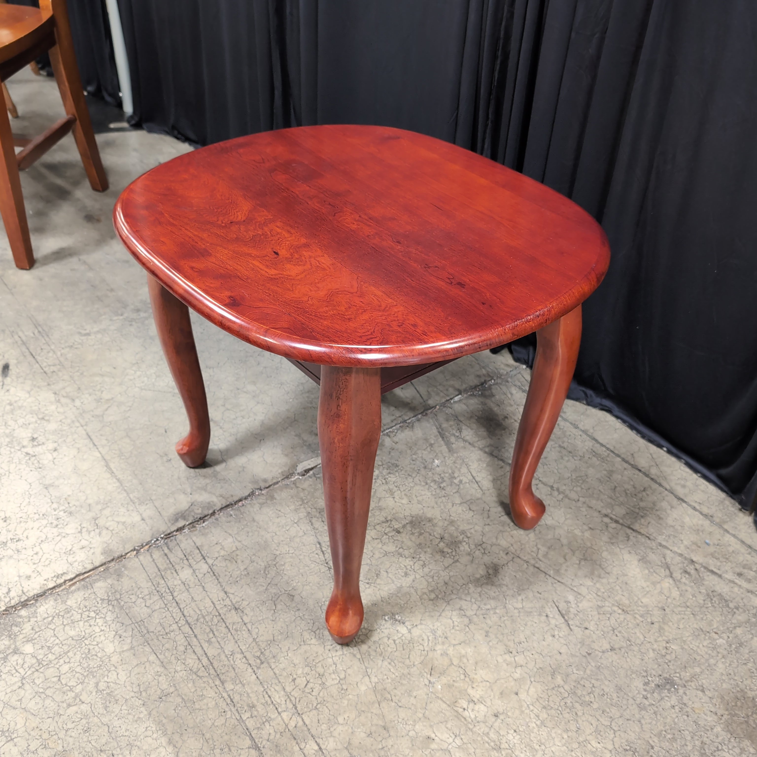 Traditional Oval Hardwood End Table in Cherry Finish