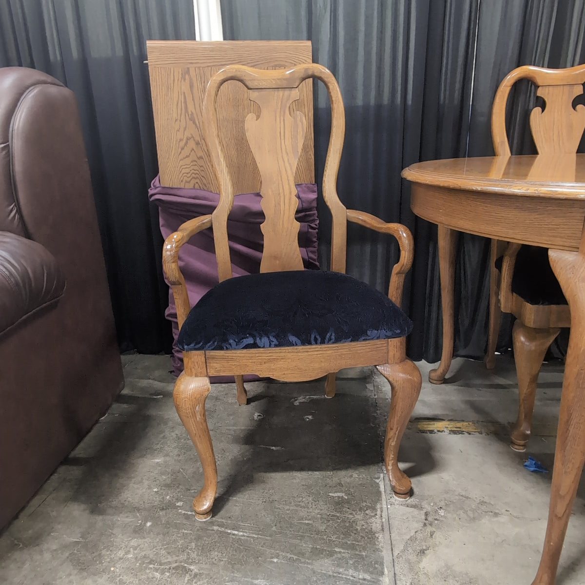 Traditional Oak Oval Dining Table with Six Chairs and Two Leaves