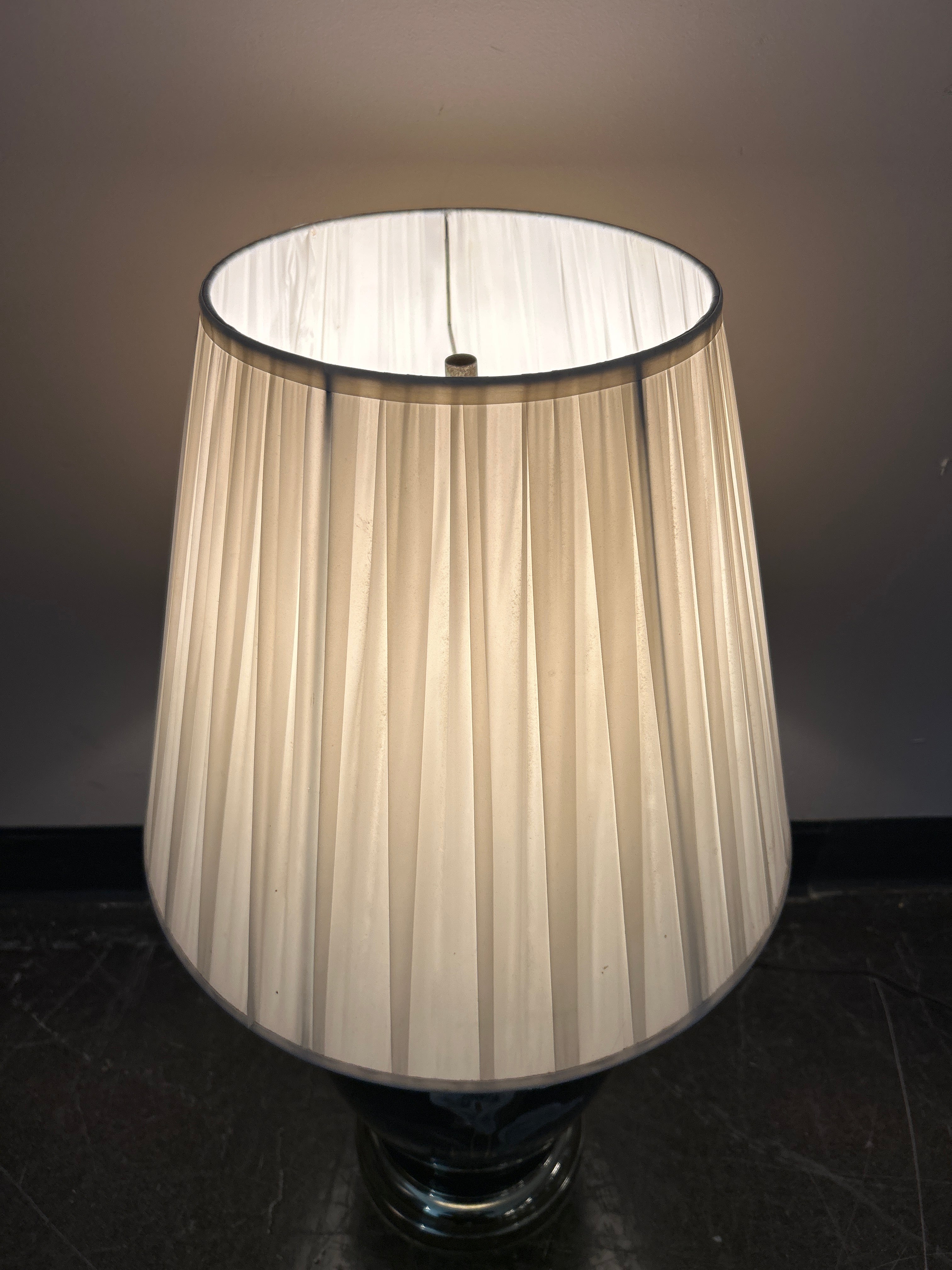 Elegant Dark Blue Table Lamp with White Calla Lily Design