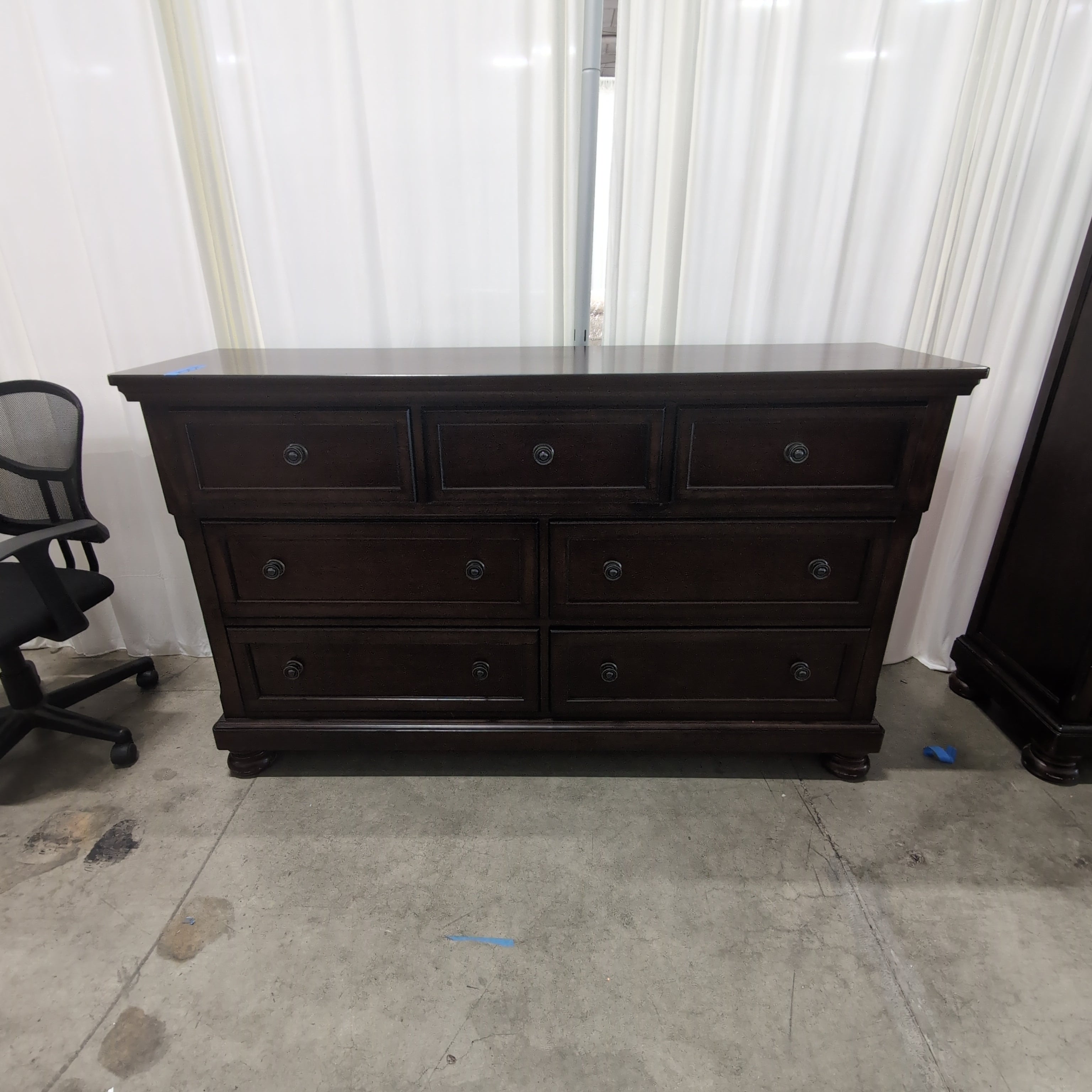 Classic Dark Wood Seven-Drawer Dresser with Round Hardware