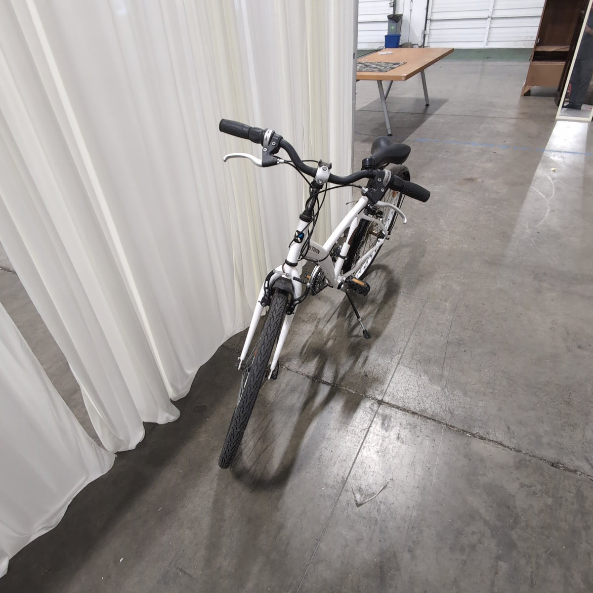 Btwin White Hybrid Bicycle with Fenders