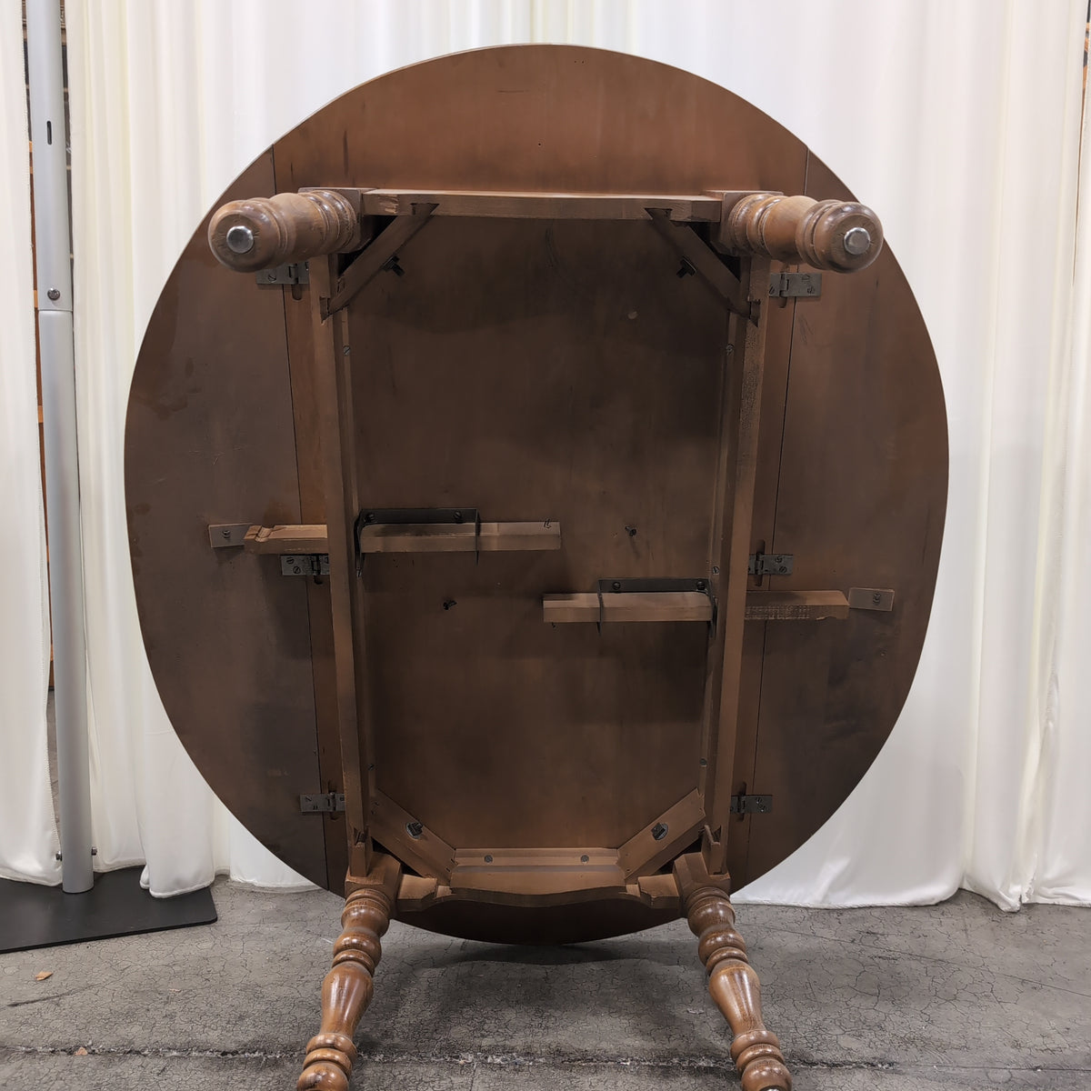 Light Wood Drop Leaf Coffee Table with Turned Legs