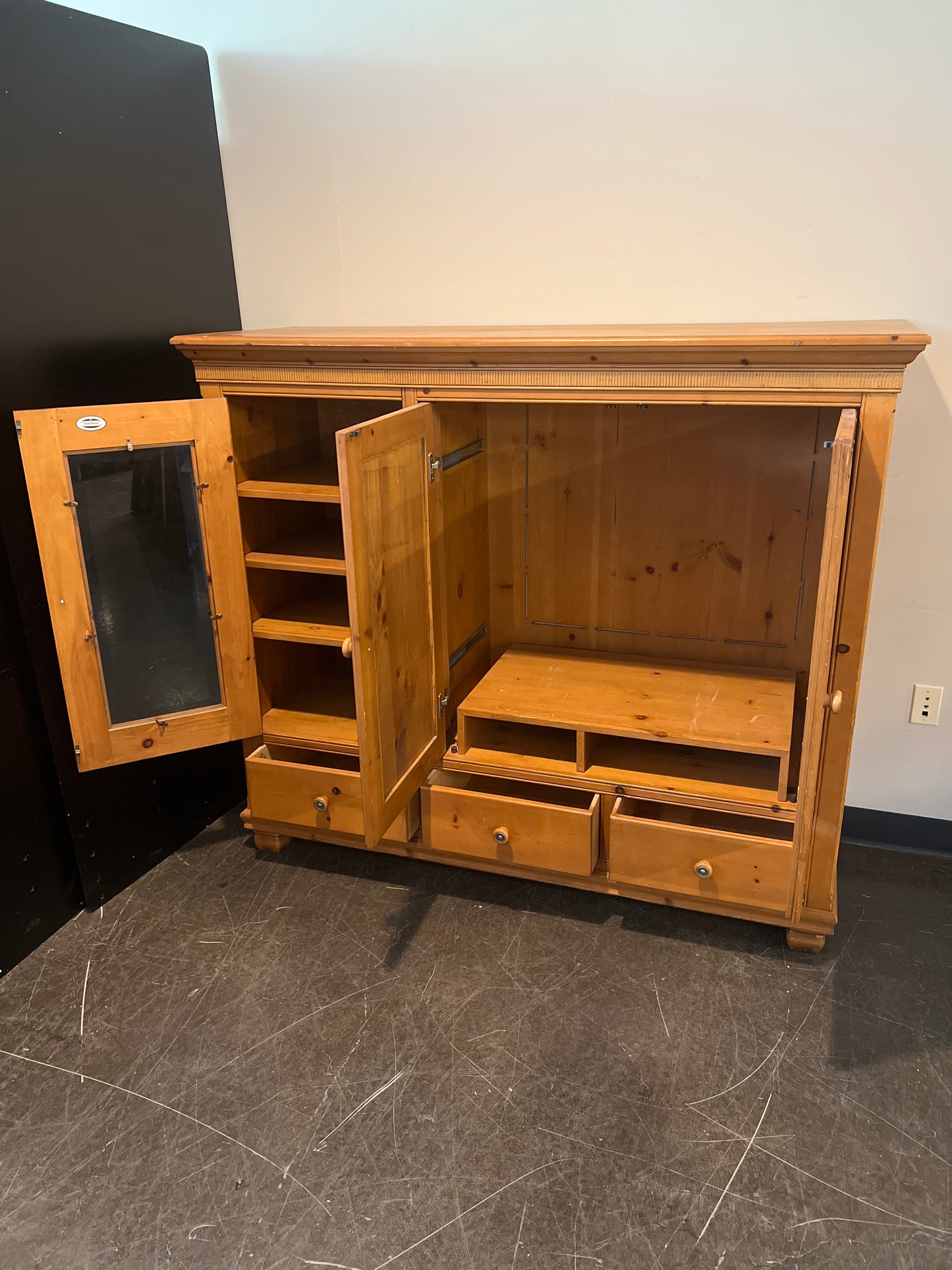 Rustic Southern Pine Wooden Buffet with Hutch