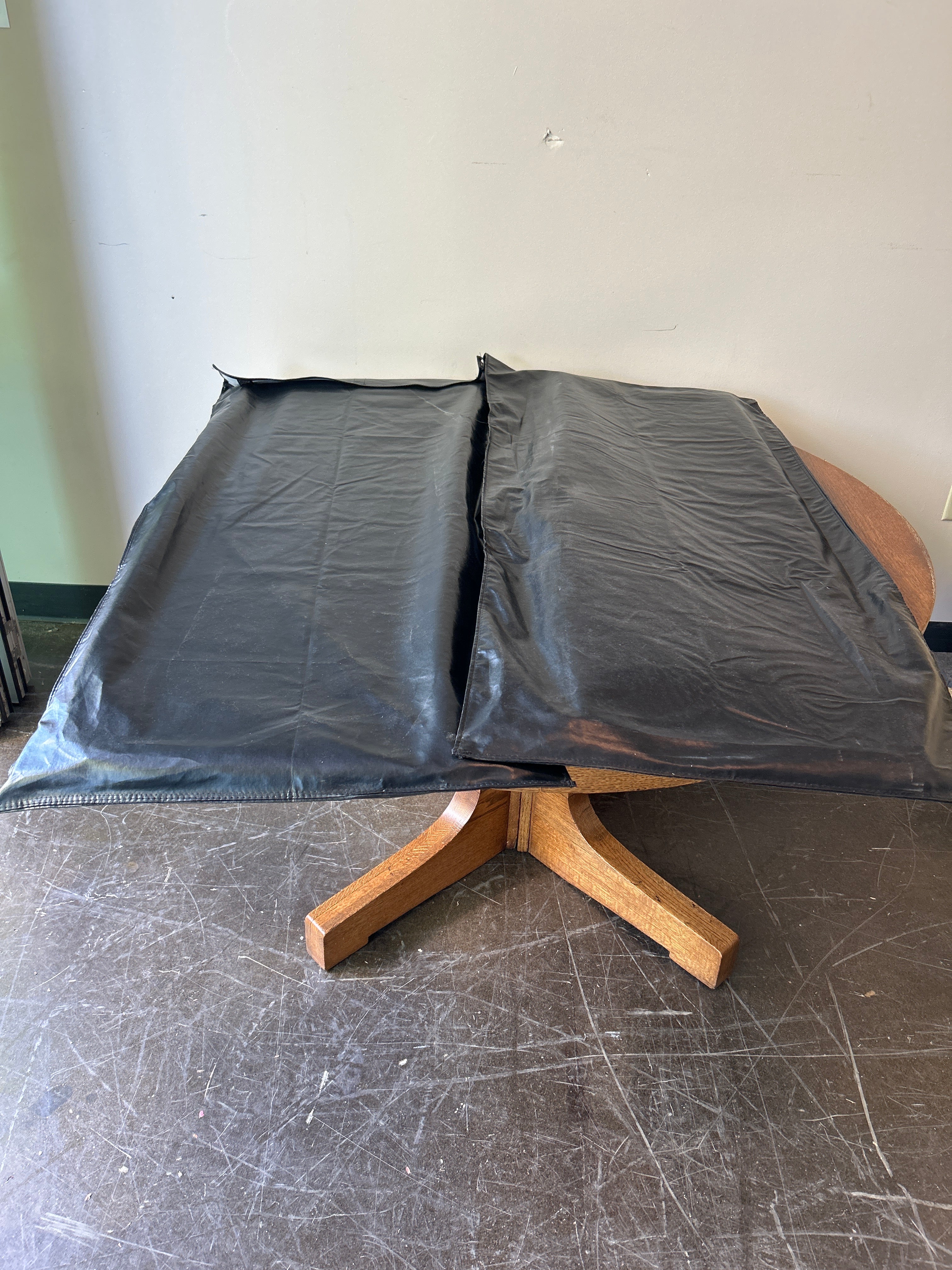 Round Dining Table with Two leafs