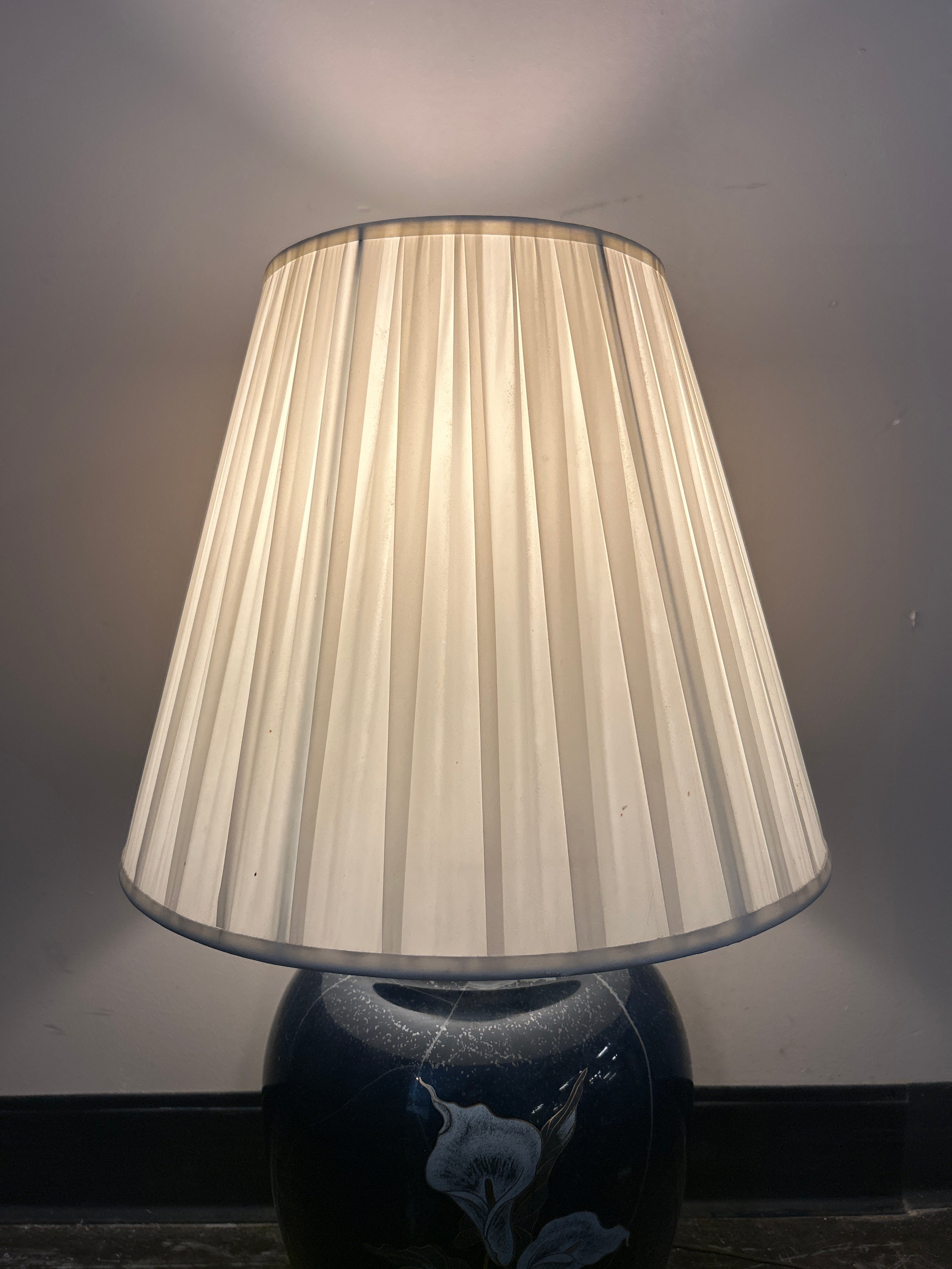 Elegant Dark Blue Table Lamp with White Calla Lily Design