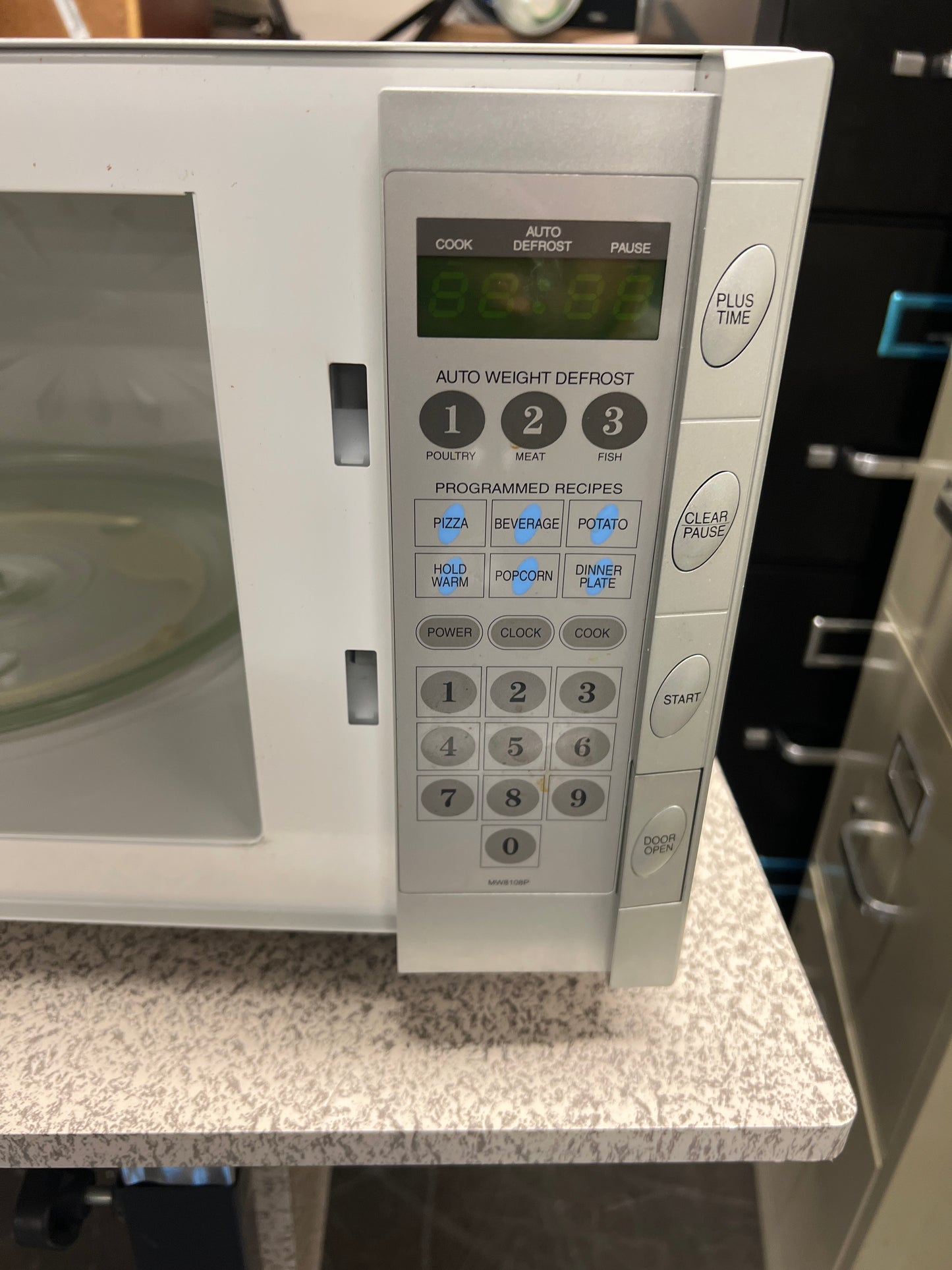 Emerson Microwave Oven: Sleek Silver Design