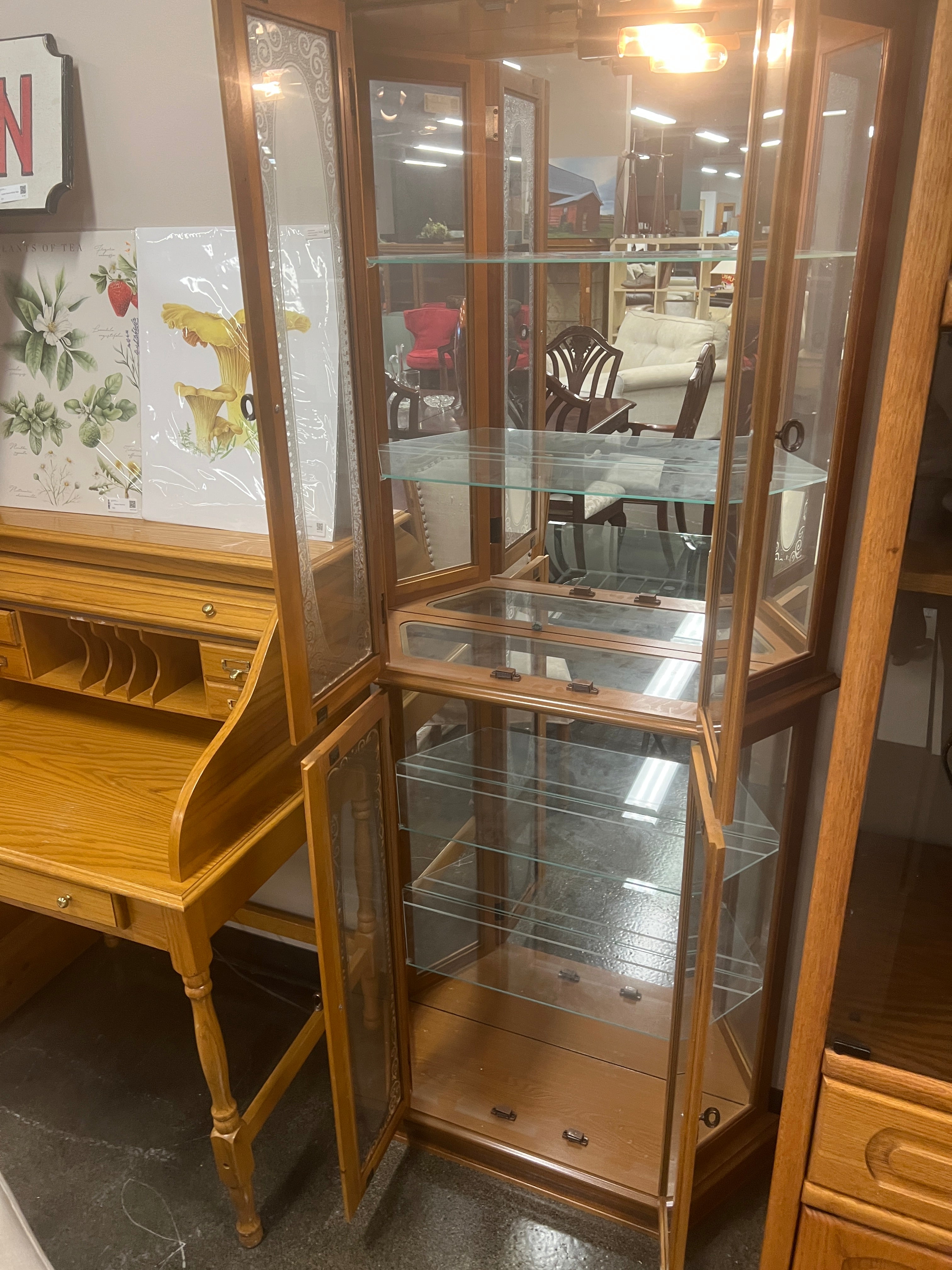 Pulaski Furn. Double Door Curio Glass Display Shelf