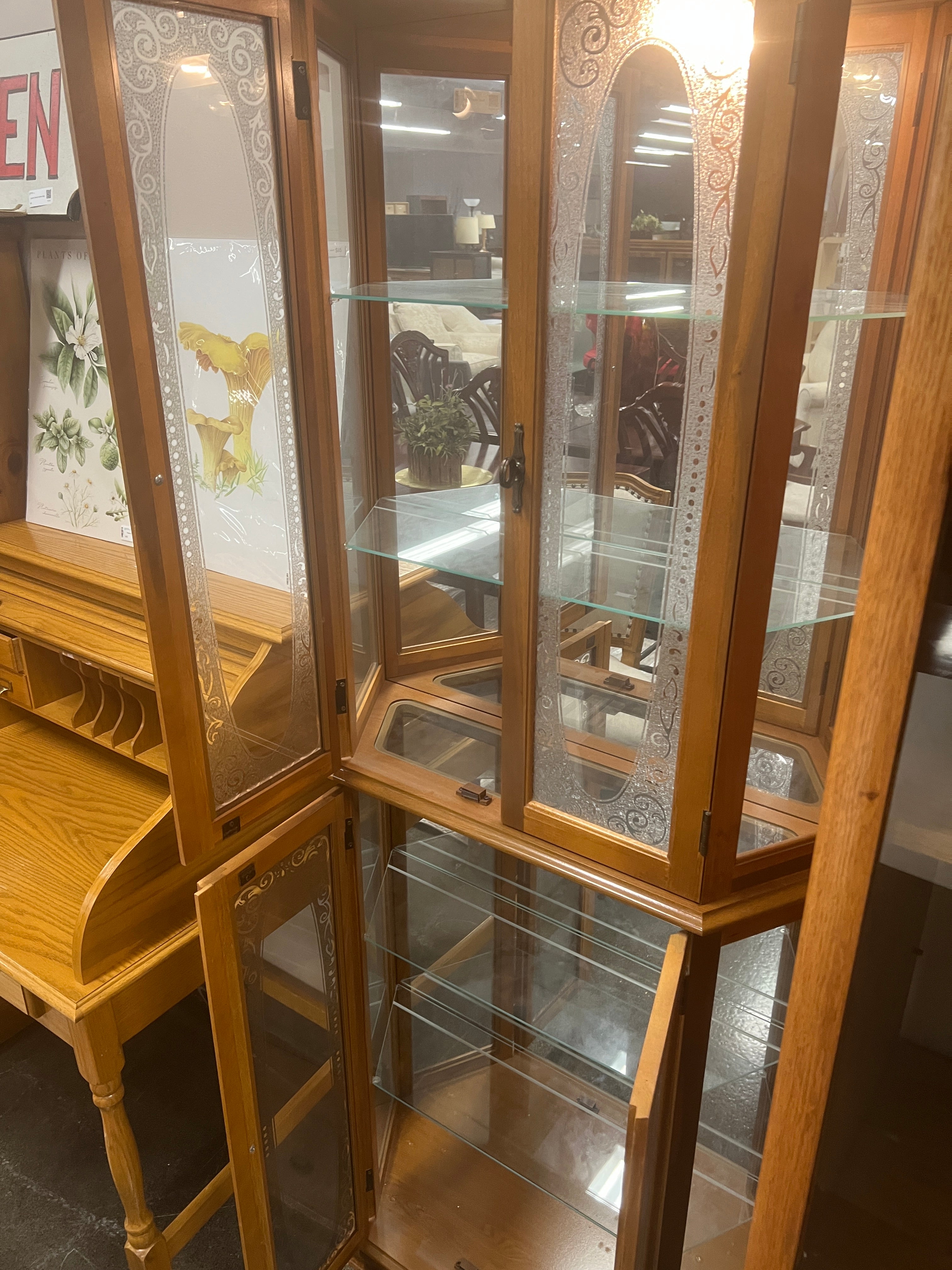 Pulaski Furn. Double Door Curio Glass Display Shelf