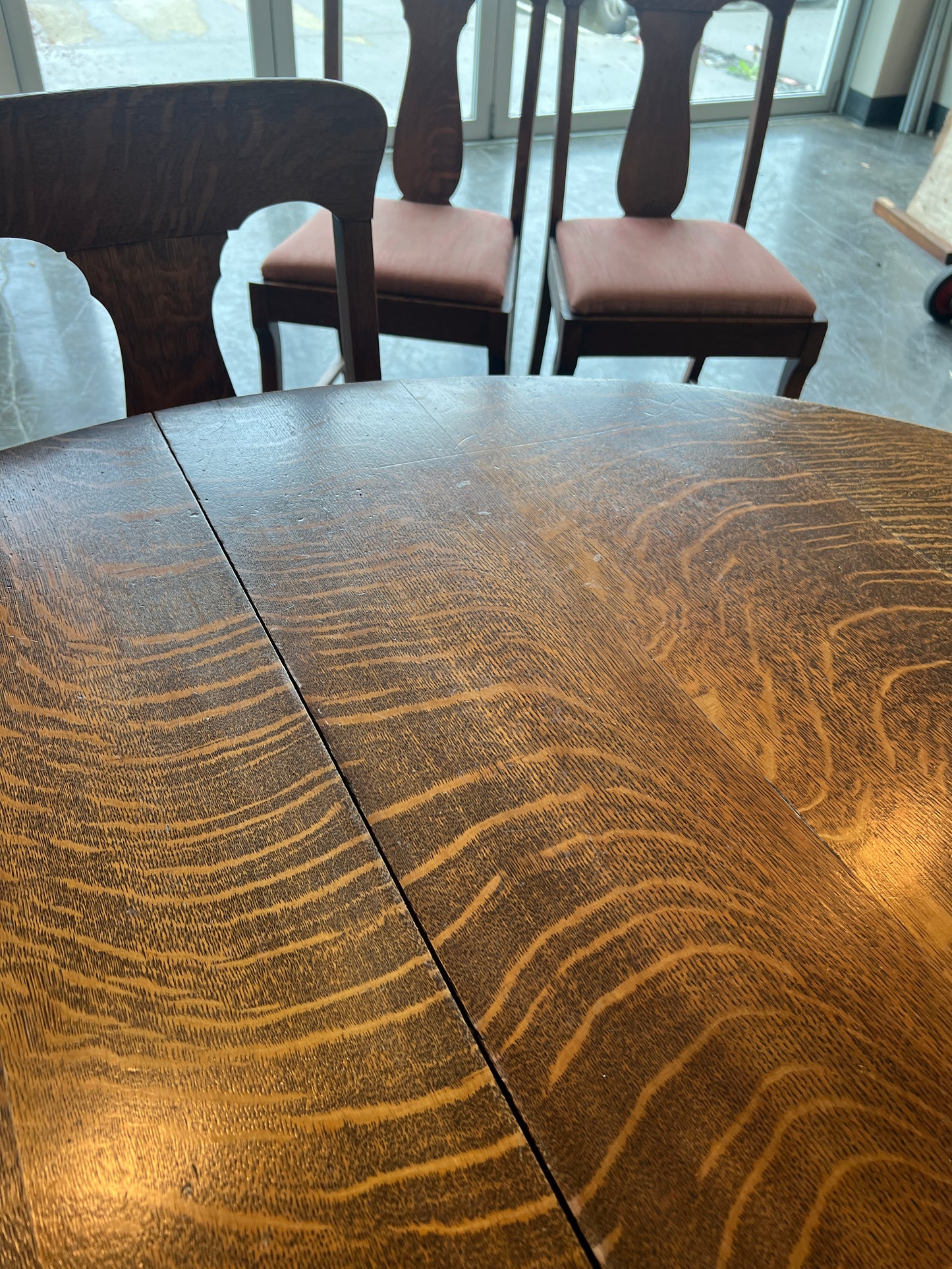 Vintage Tiger Oak Wood Round Clawfoot Dining Table With 6 Chairs