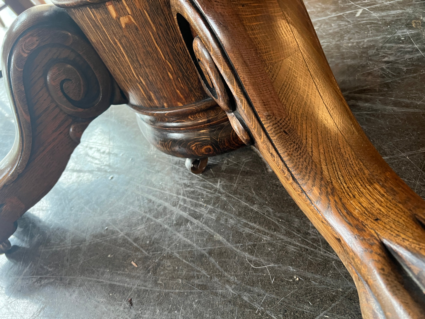 Vintage Tiger Oak Wood Round Clawfoot Dining Table With 6 Chairs