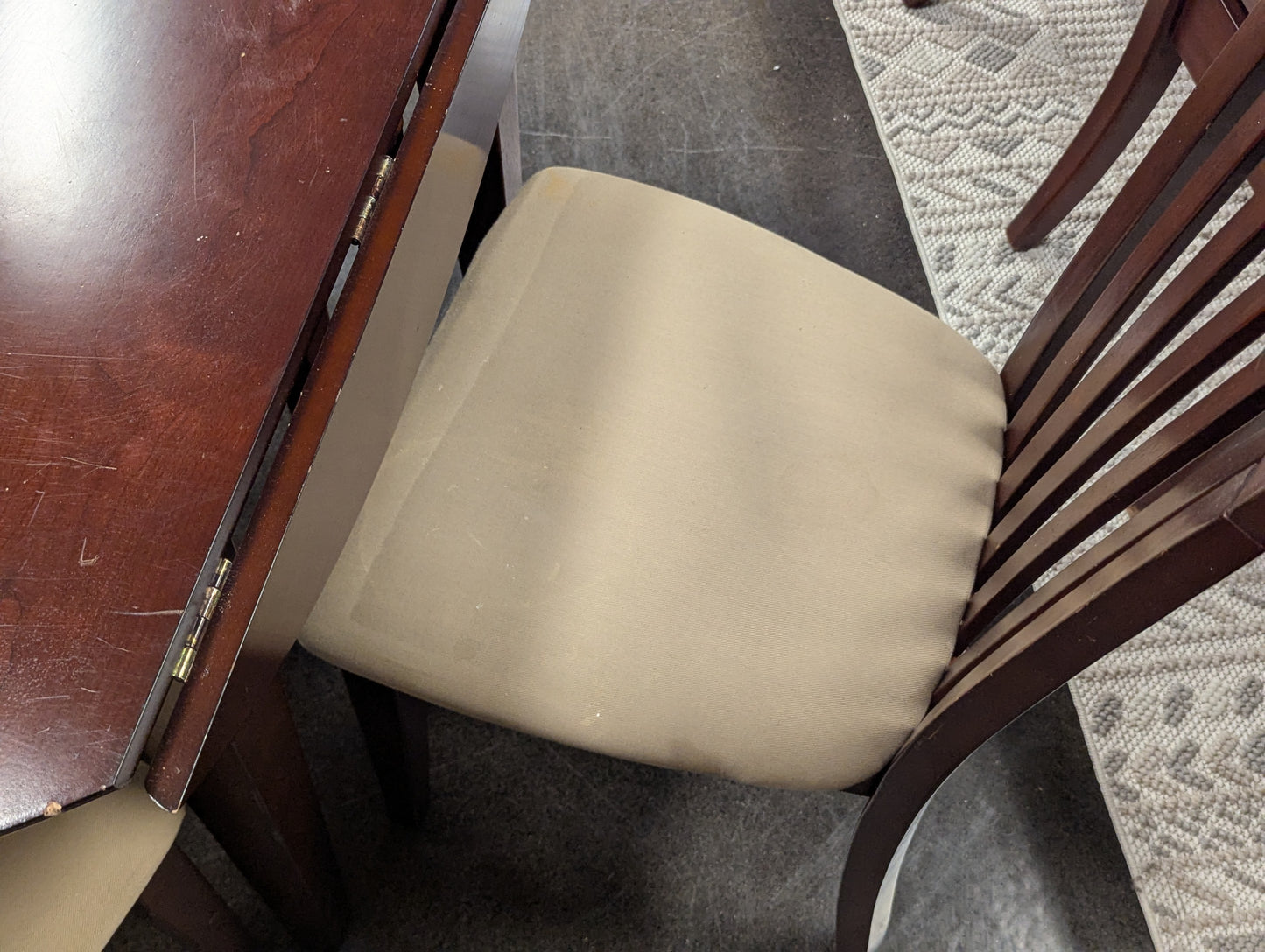 Basset Table with 4 Chair