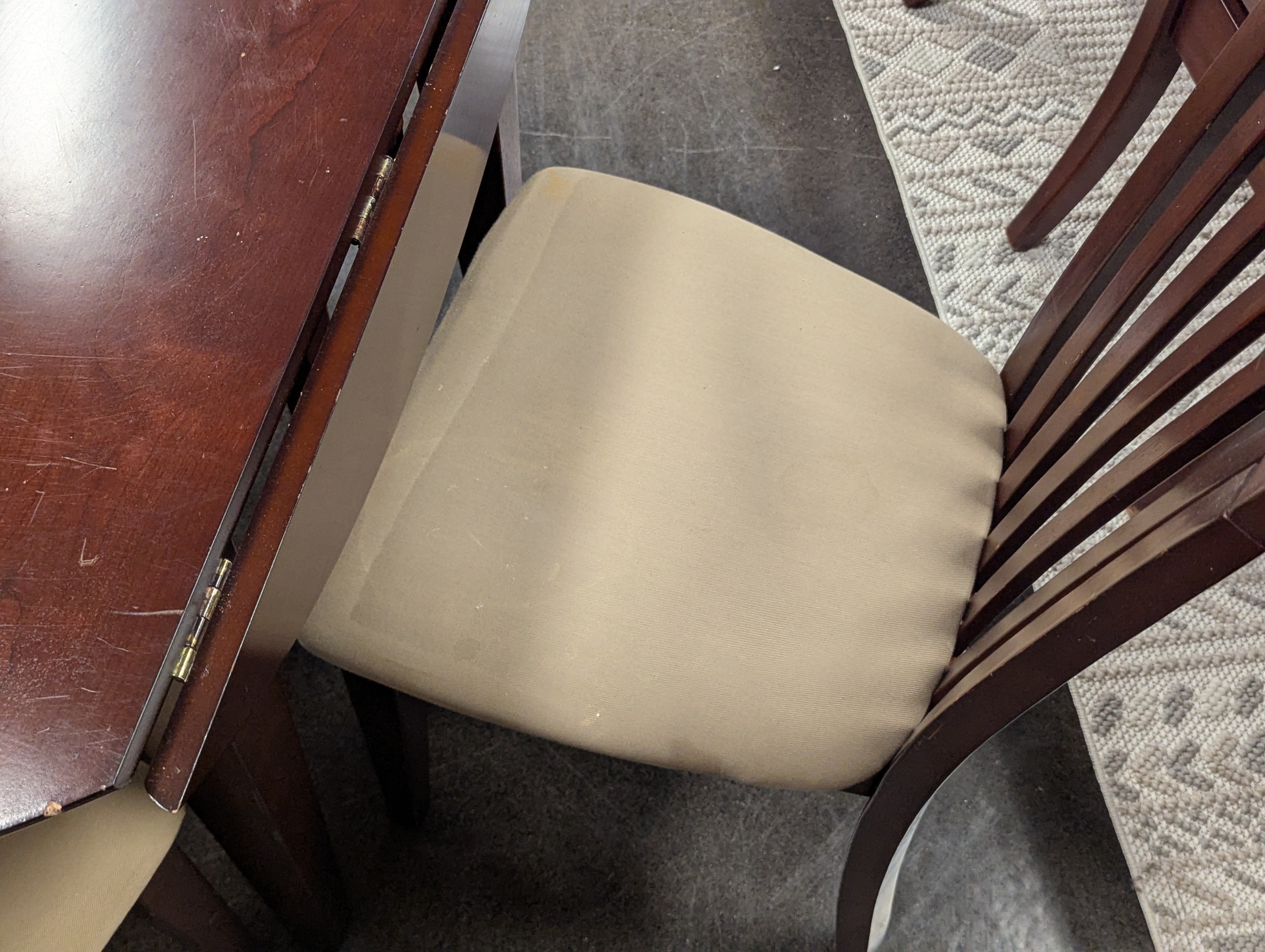 Basset Table with 4 Chairs