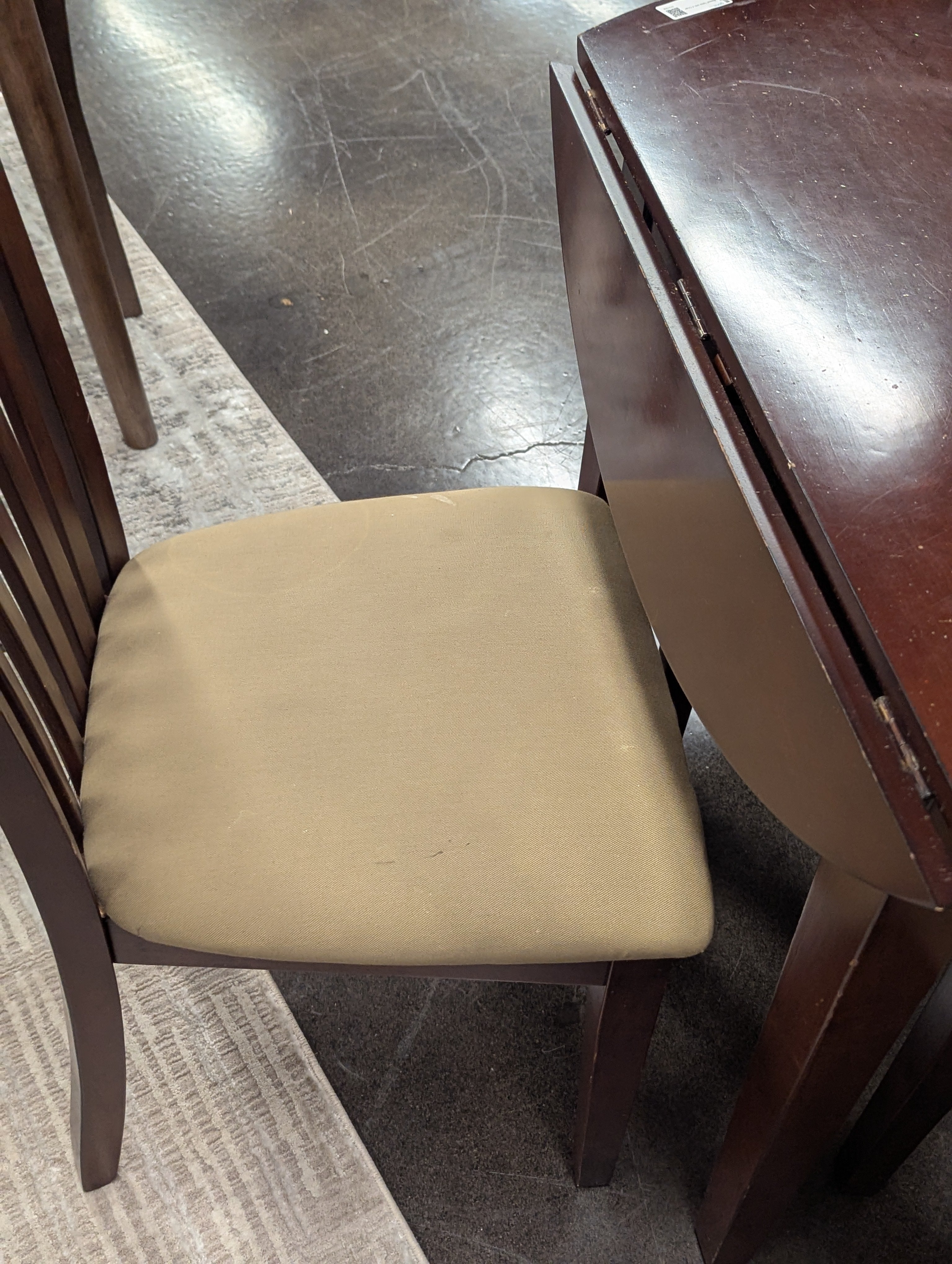 Basset Table with 4 Chairs