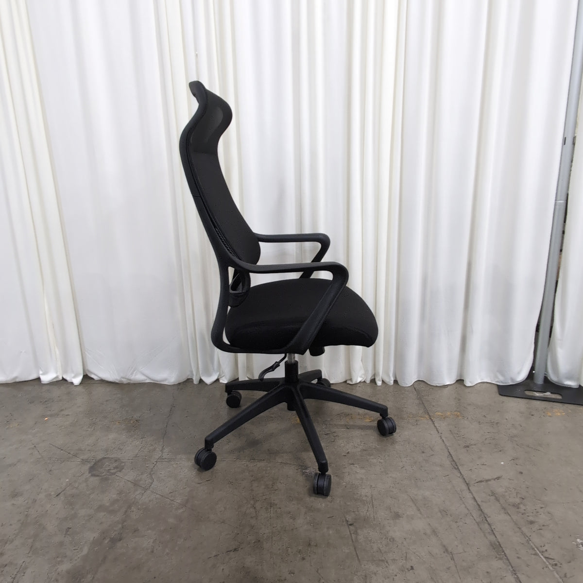 Black Mesh Back Swivel Office Chair