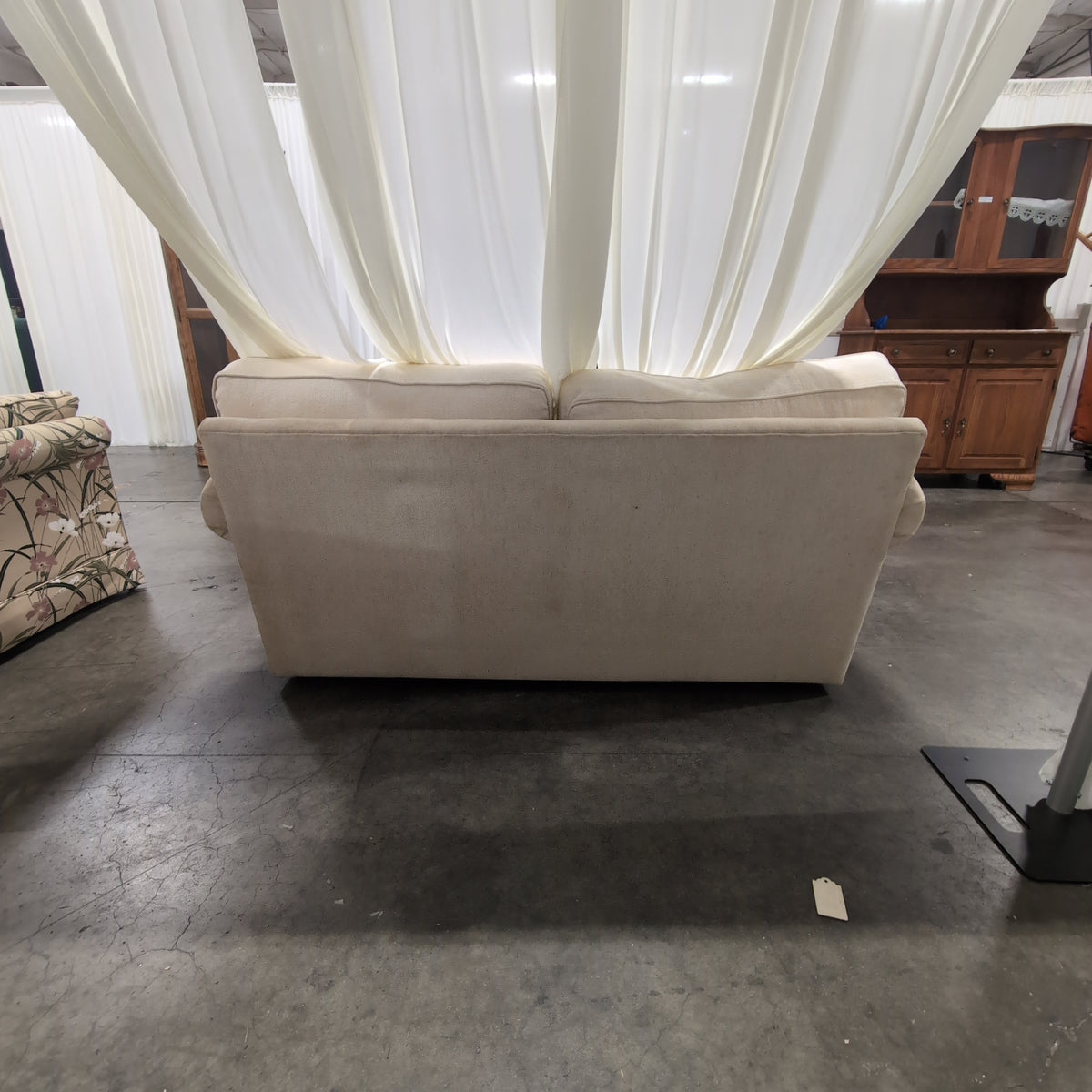 Shenandoah Furniture Cream Fabric Rolled Arm Loveseat