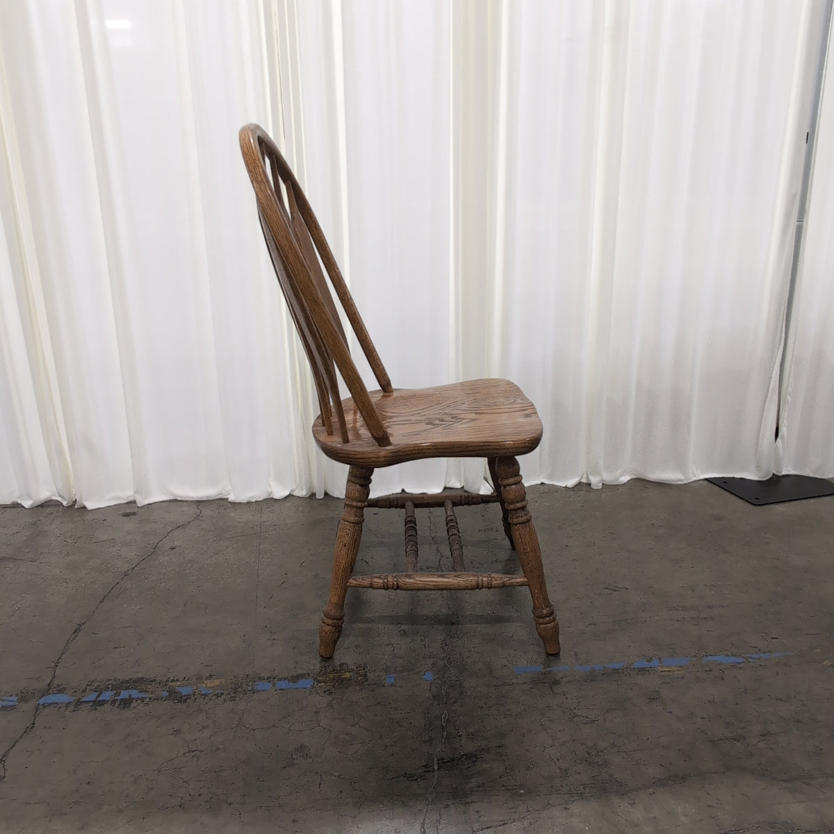 Traditional Saddle Seat Windsor Chair in Wood