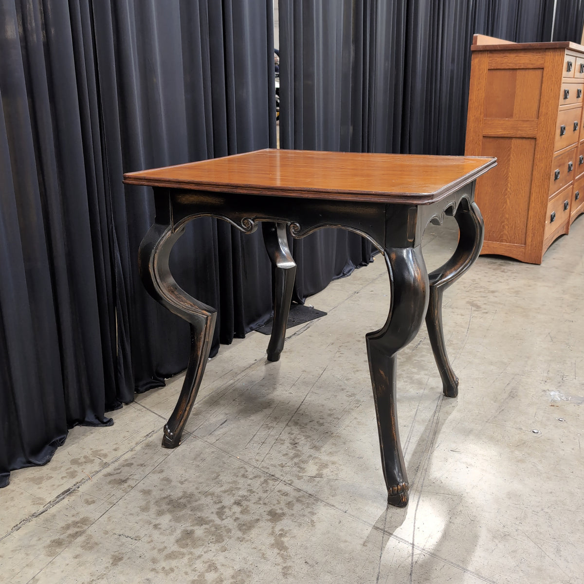 Traditional Dark Wood End Table with Carved Legs