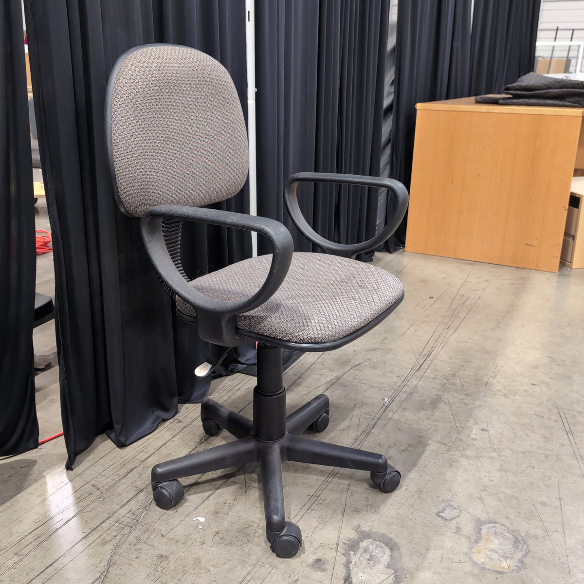 Rolling Grey Fabric Office Chair with Armrests