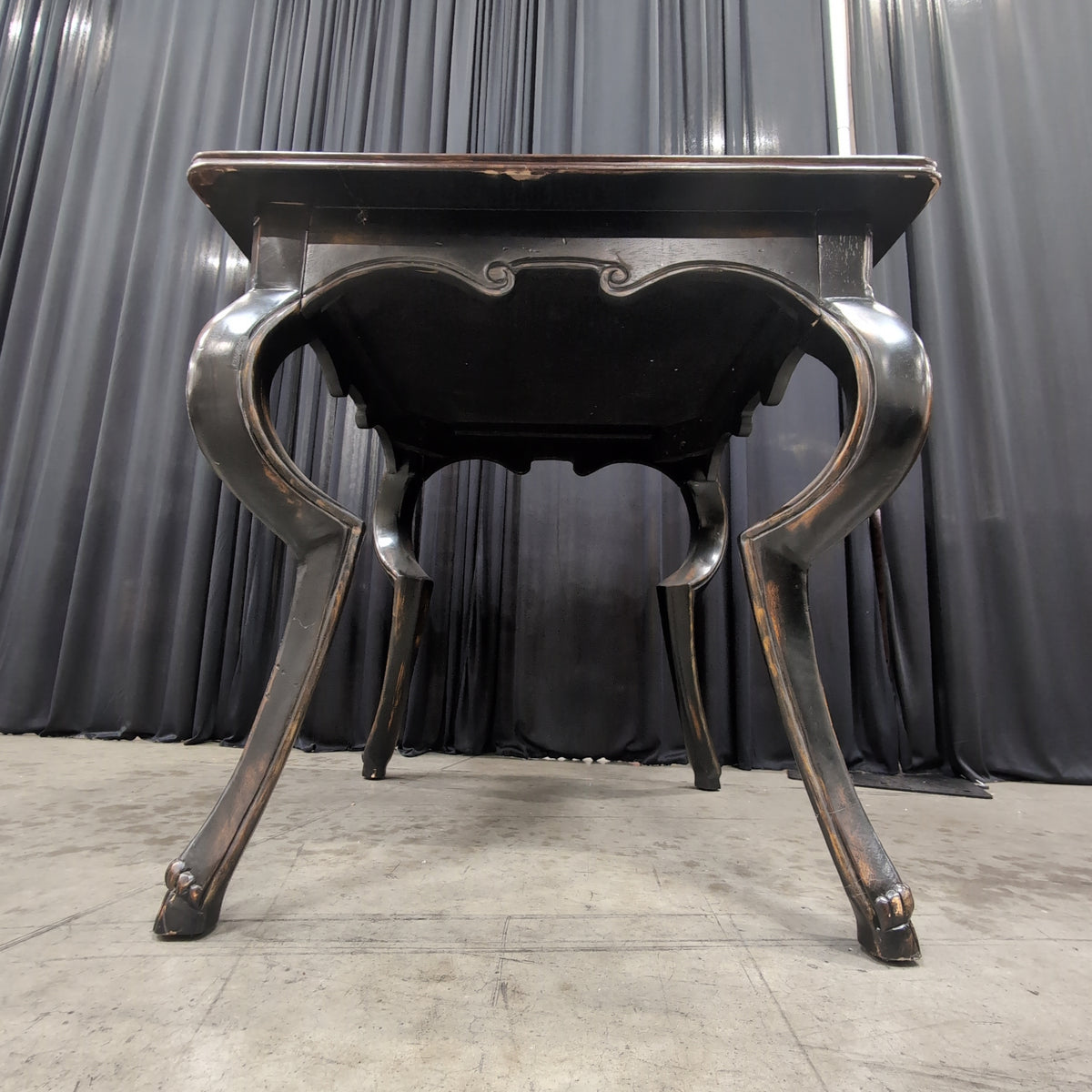 Traditional Dark Wood End Table with Carved Legs
