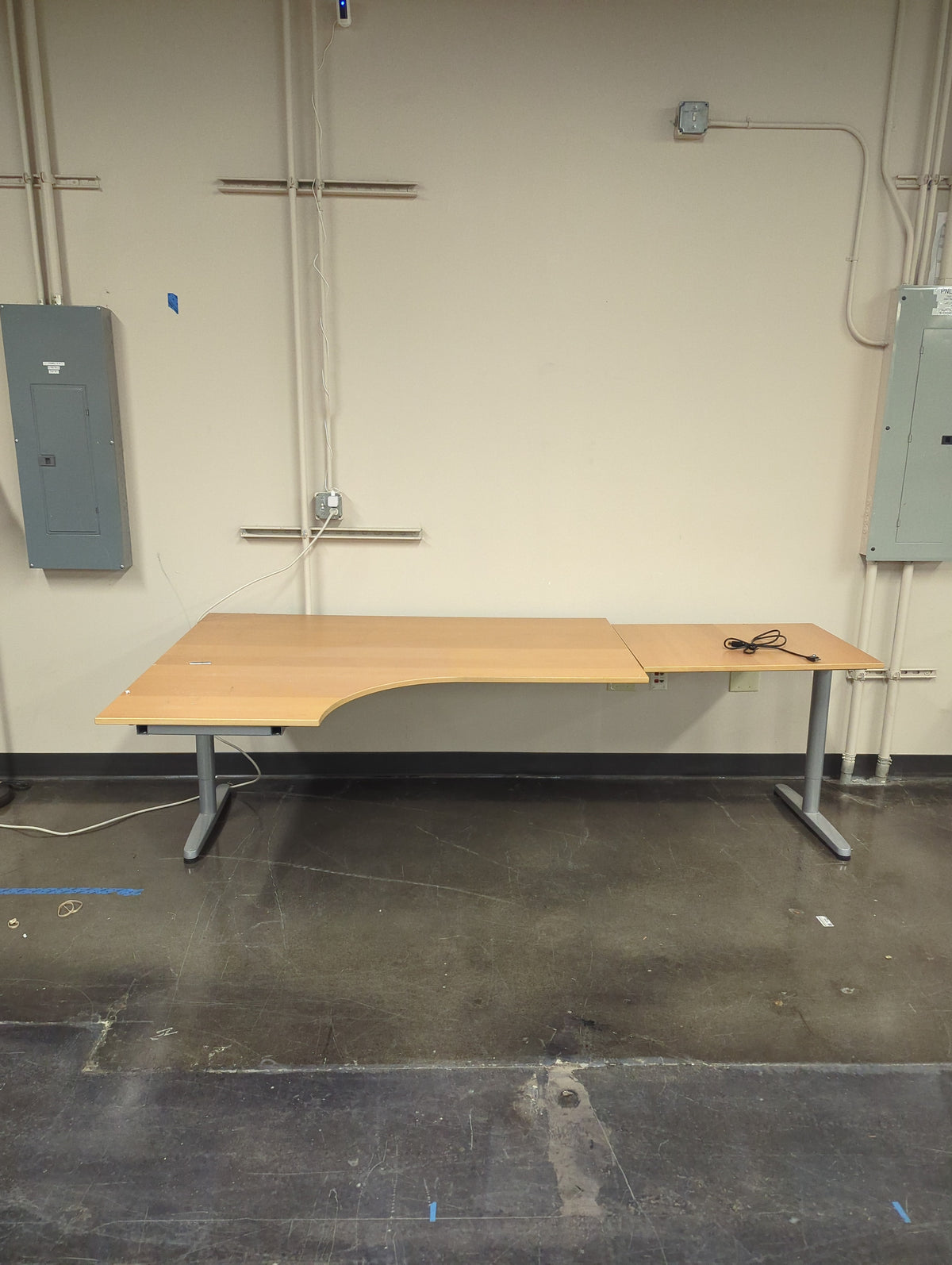 Spacious L-Shaped Corner Workstation Desk with Metal Legs