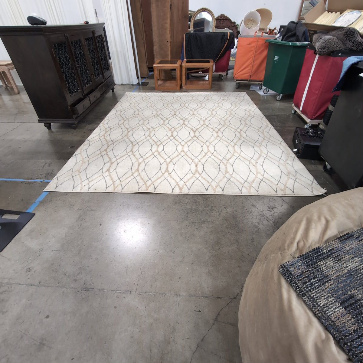 Cream Geometric Pattern Area Rug with Interlocking Design