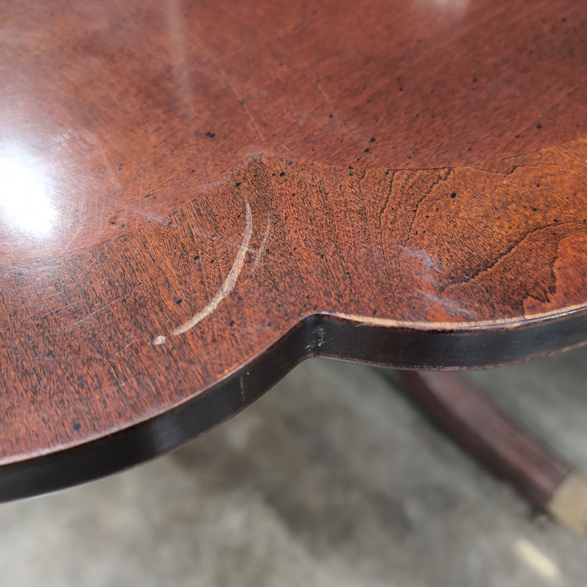 Traditional Dark Wood Pedestal Dining Table with Carved Legs