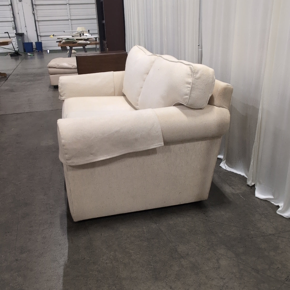 Shenandoah Furniture Cream Fabric Rolled Arm Loveseat