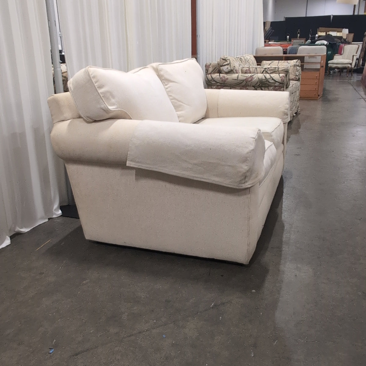 Shenandoah Furniture Cream Fabric Rolled Arm Loveseat