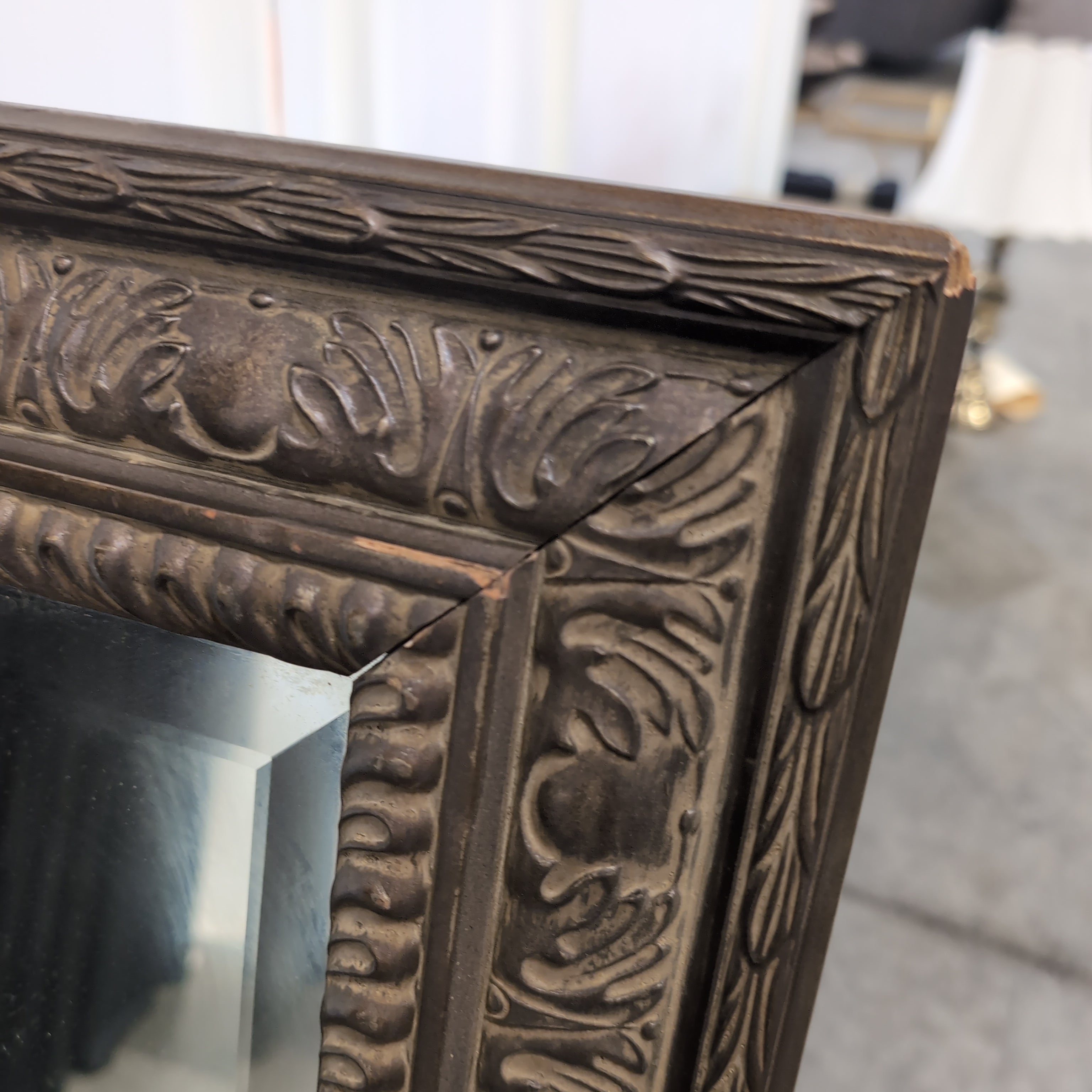 JUAH-LI Traditional Goldtone Mirror with Ornate Frame
