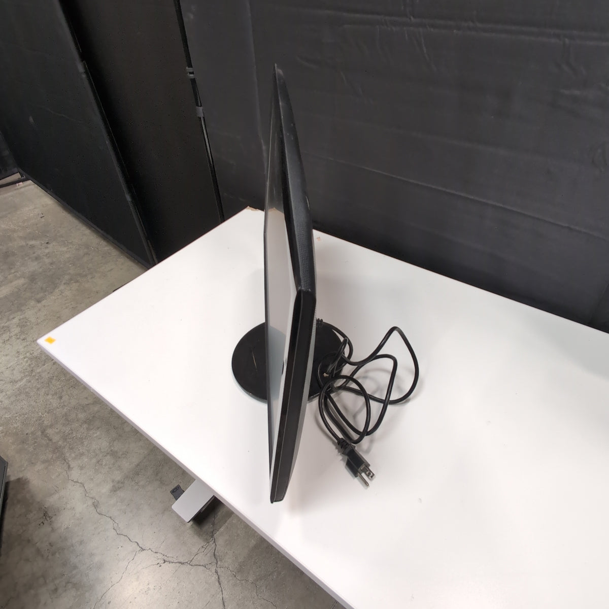 ASUS Black Flat-Panel Computer Monitor with Round Base