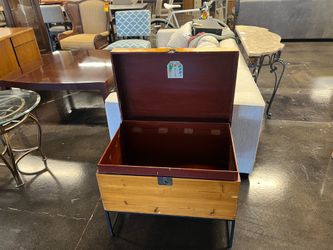 Vintage lifting trunk/chest