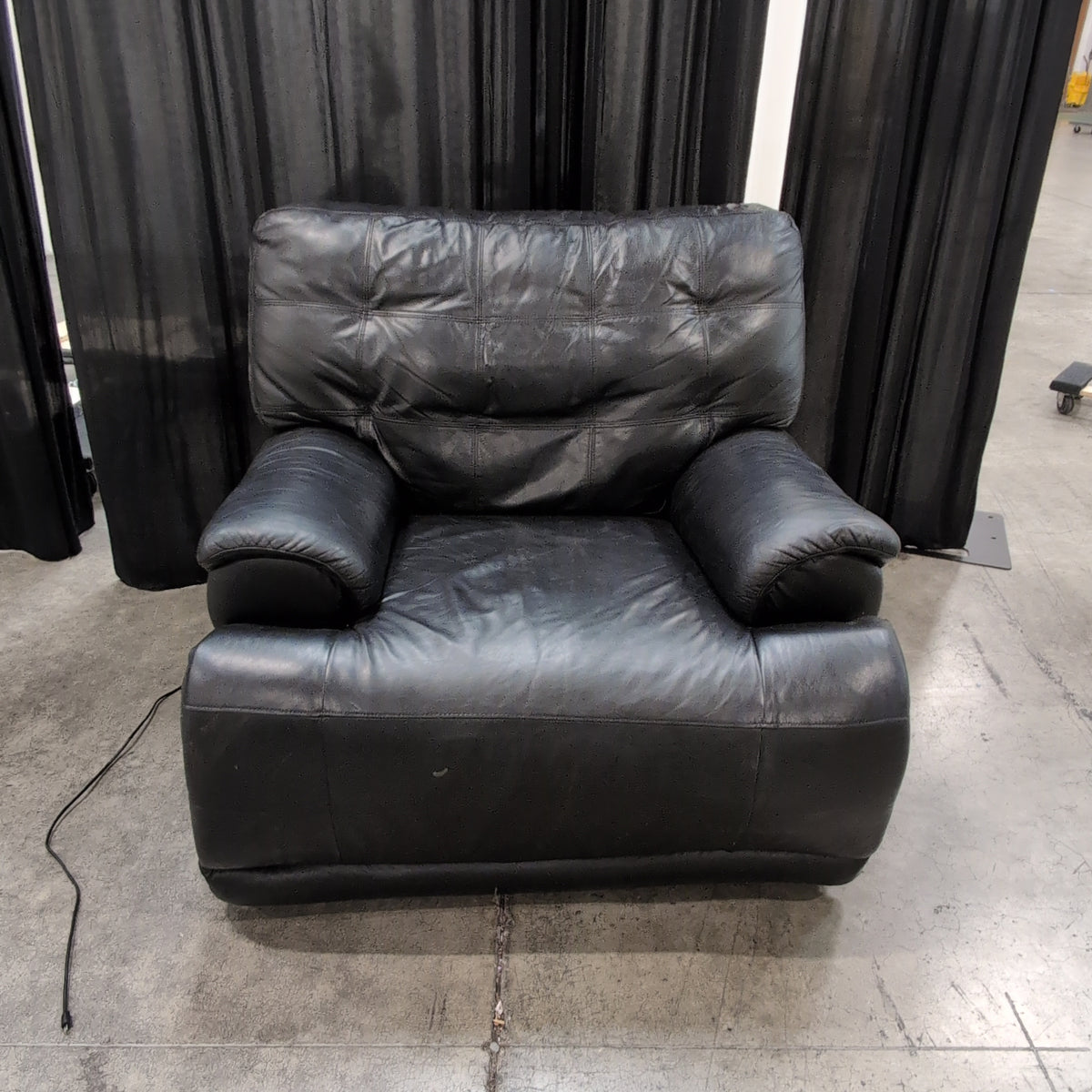 Black Leather Tufted Recliner with Reclining Mechanism