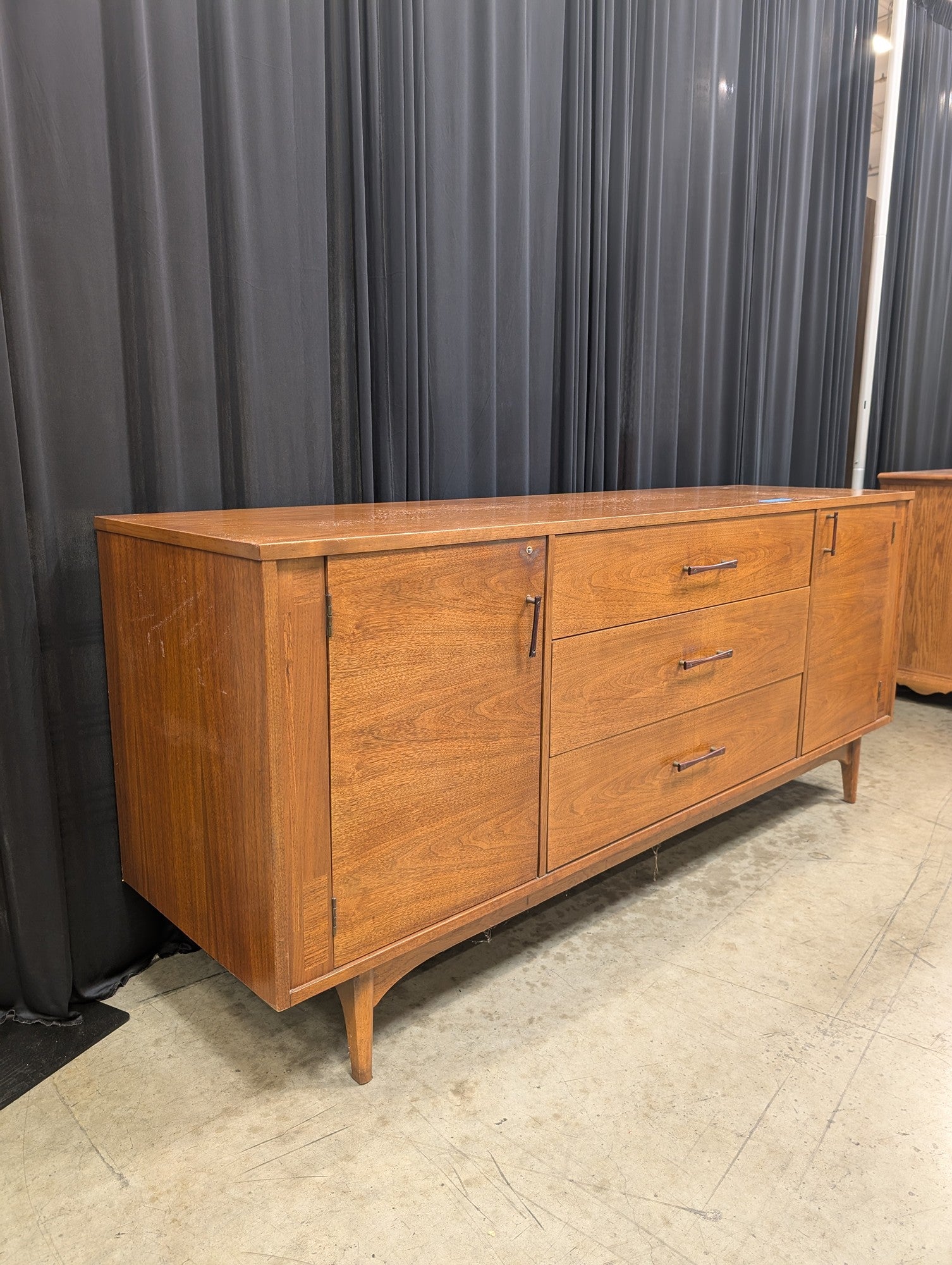 Kroehler Mid-Century Walnut Dresser with Tapered Legs
