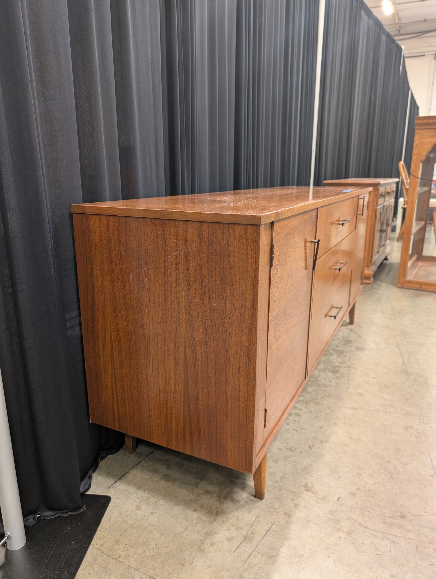 Kroehler Mid-Century Walnut Dresser with Tapered Legs