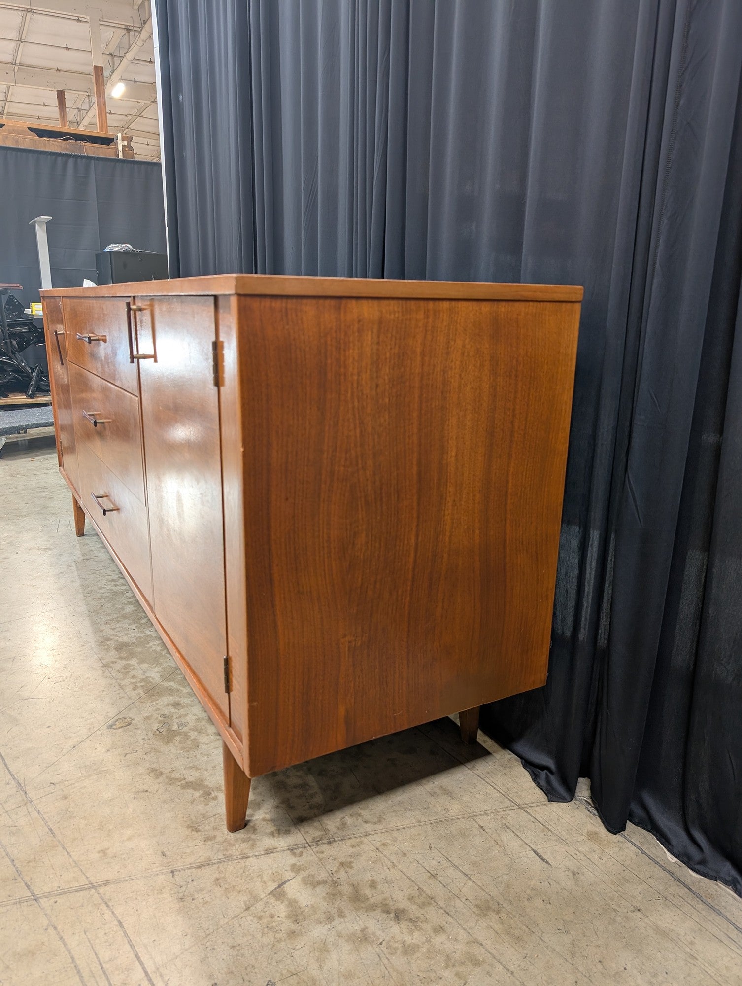 Kroehler Mid-Century Walnut Dresser with Tapered Legs