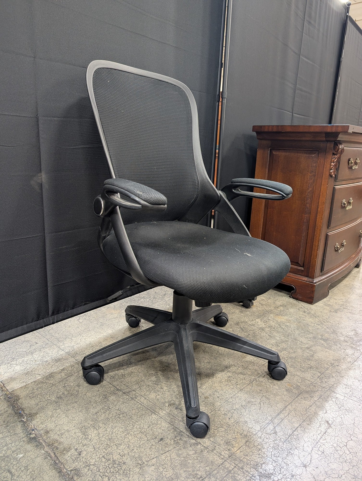 Contemporary Black Mesh Back Task Chair