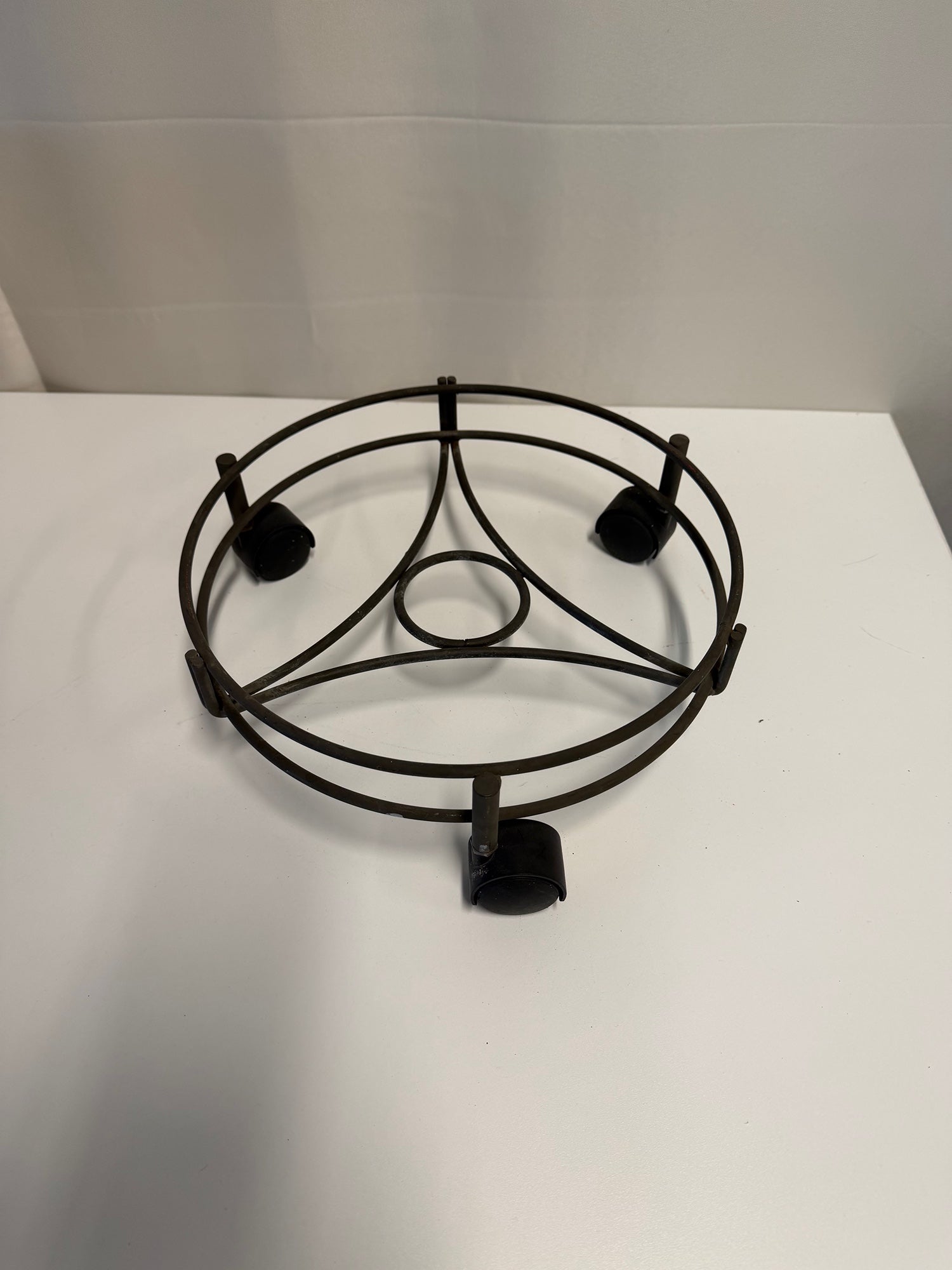 Circular Metal Rolling Plant Caddy with Casters