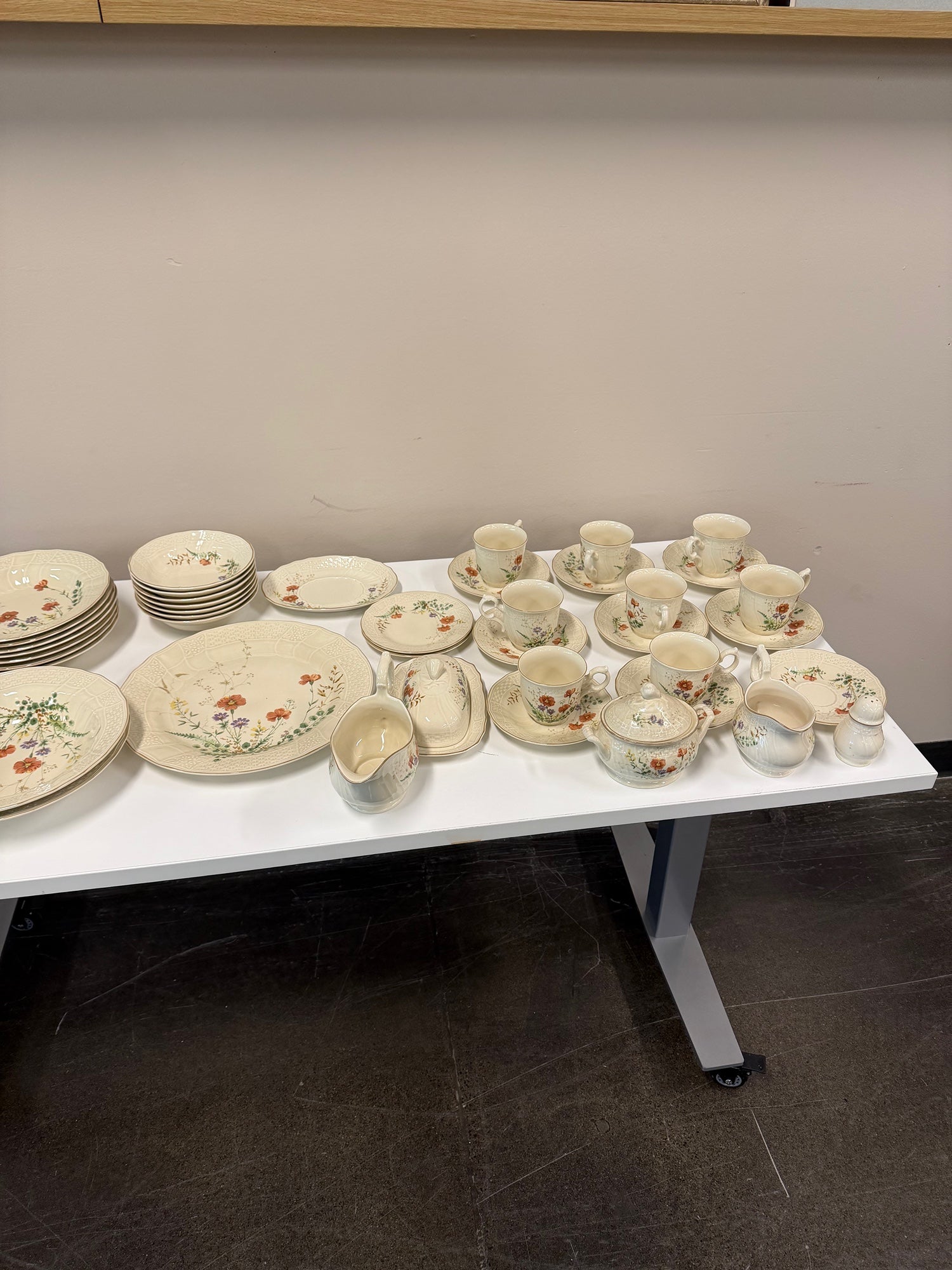 Mikasa Fine Ivory Margaux (D1006) 66-Piece Floral Dinnerware Set