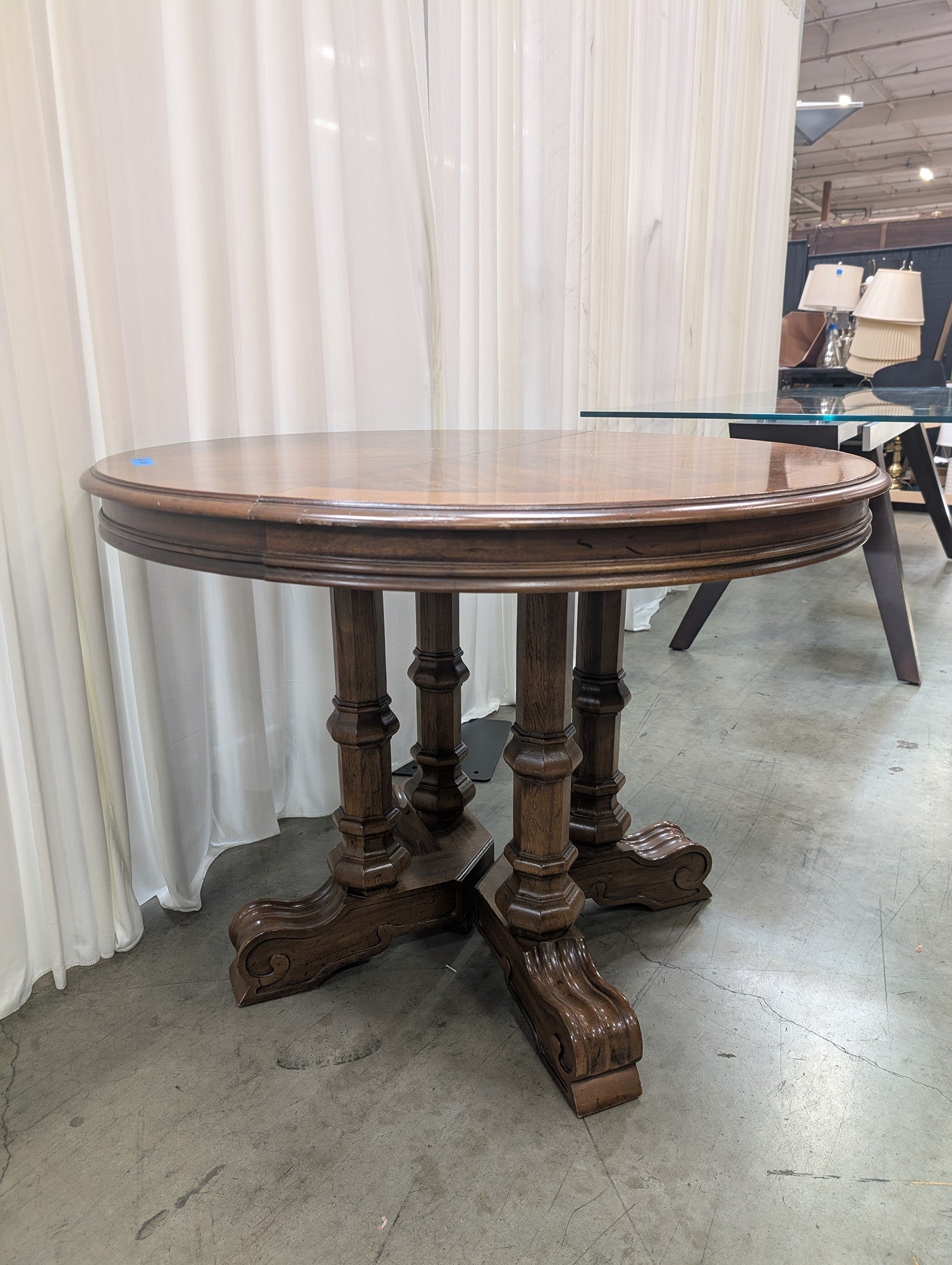 Traditional Round Pedestal Dining Table