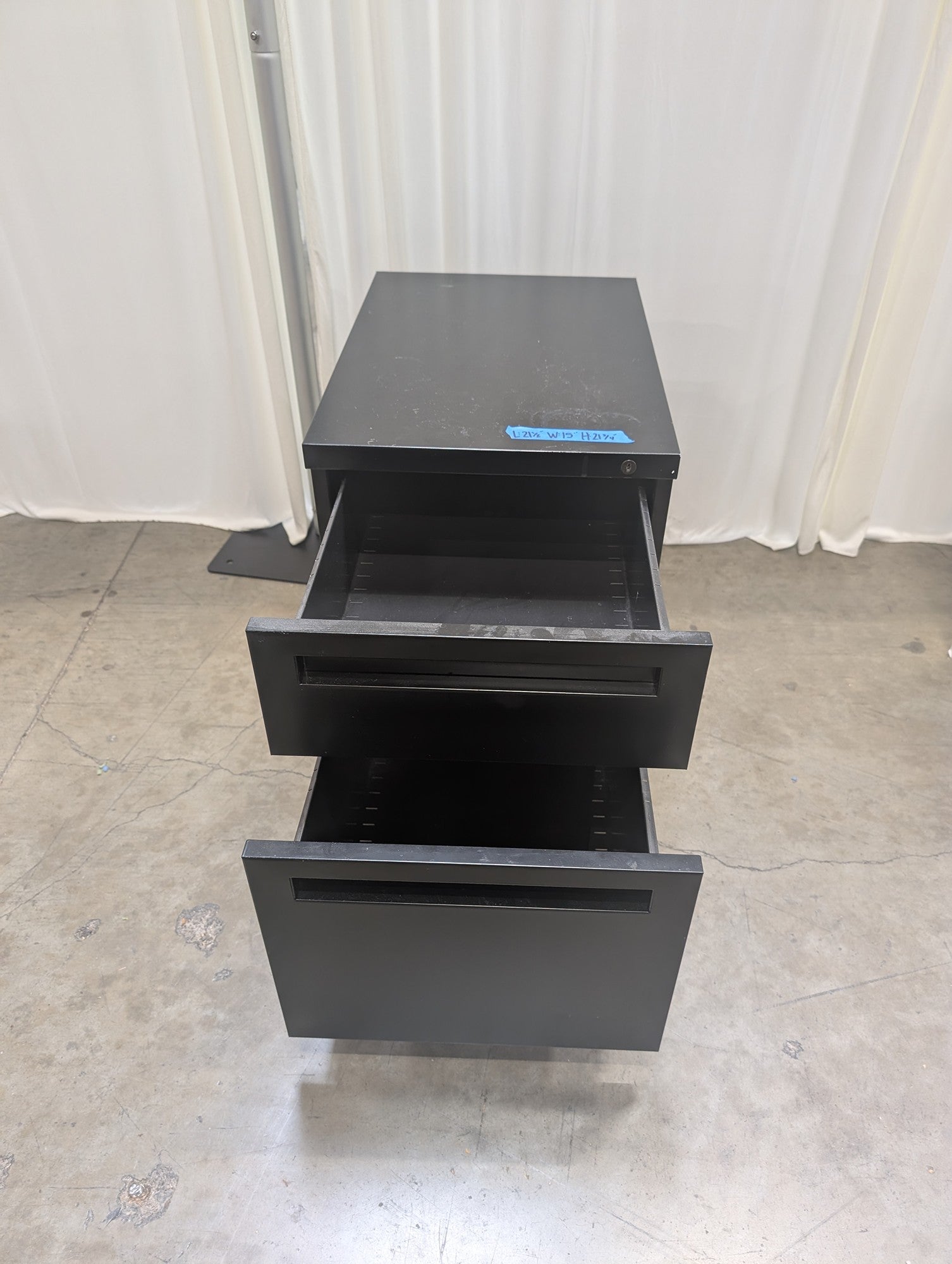 Black Two-Drawer Mobile Filing Cabinet in Metal (Missing key)