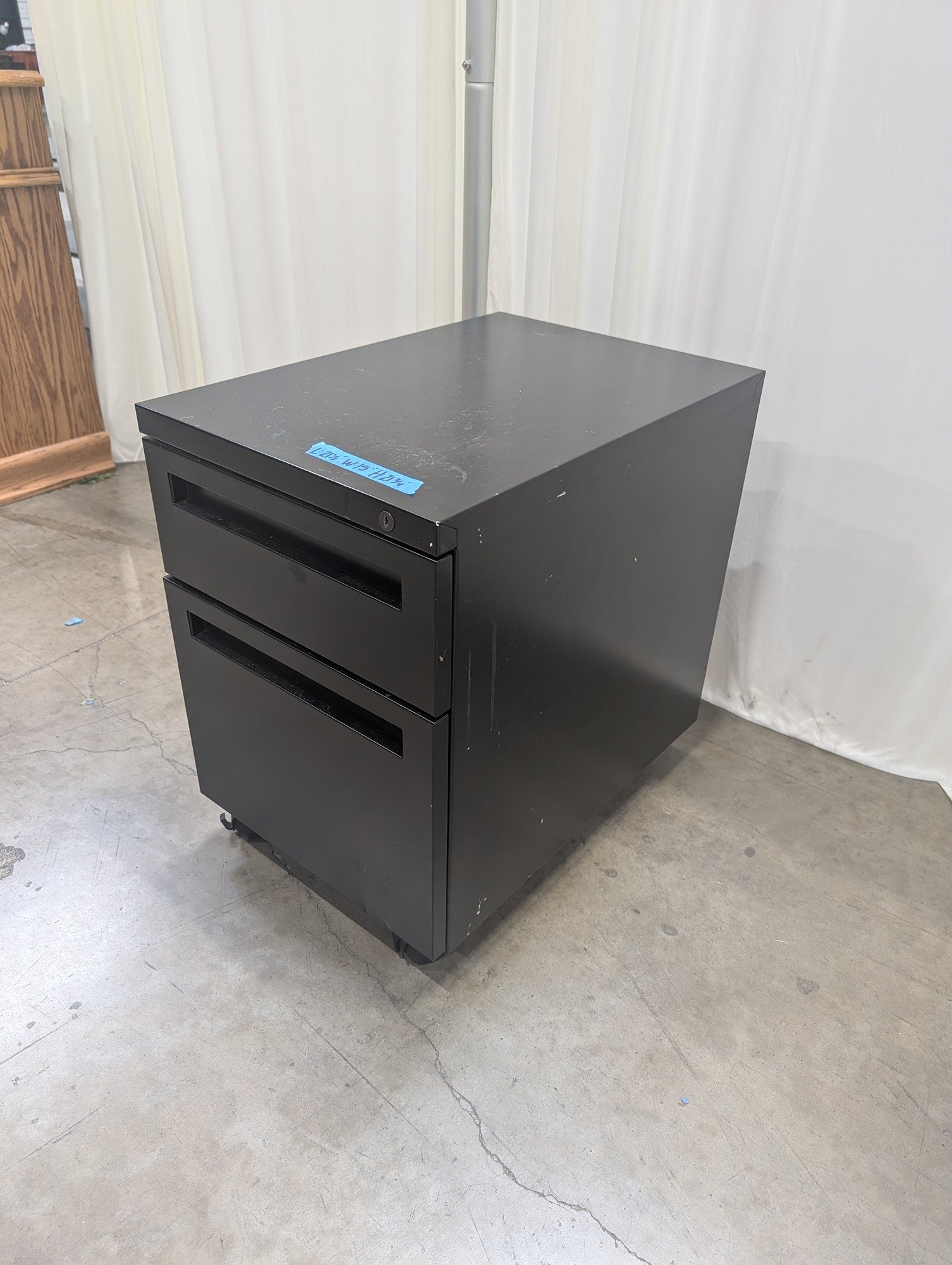 Black Two-Drawer Mobile Filing Cabinet in Metal (Missing key)