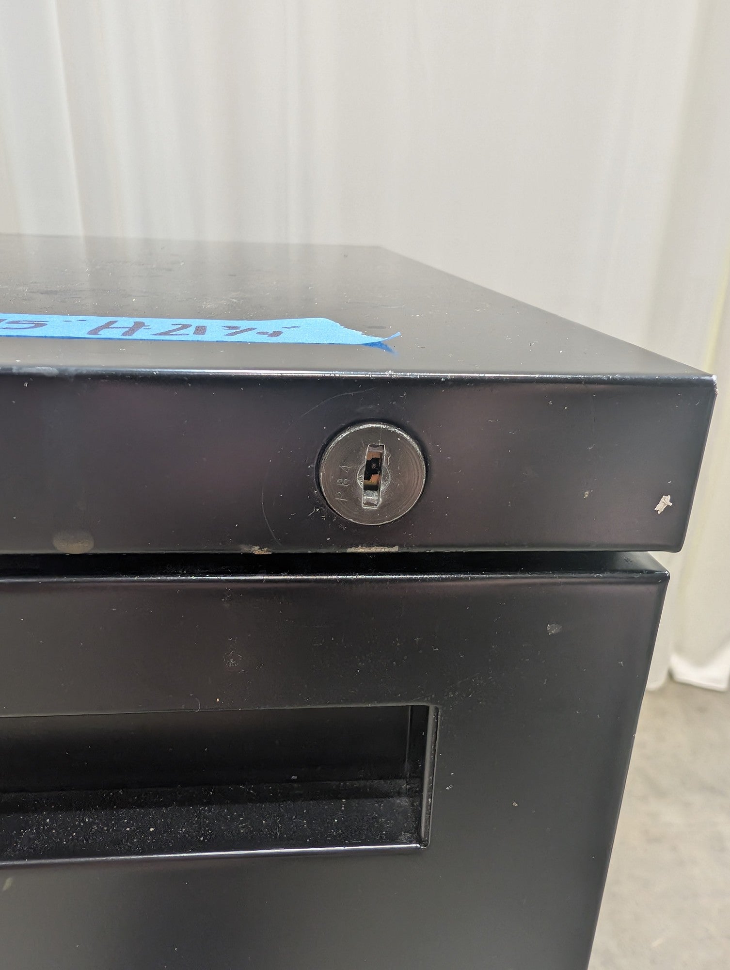 Black Two-Drawer Mobile Filing Cabinet in Metal (Missing key)