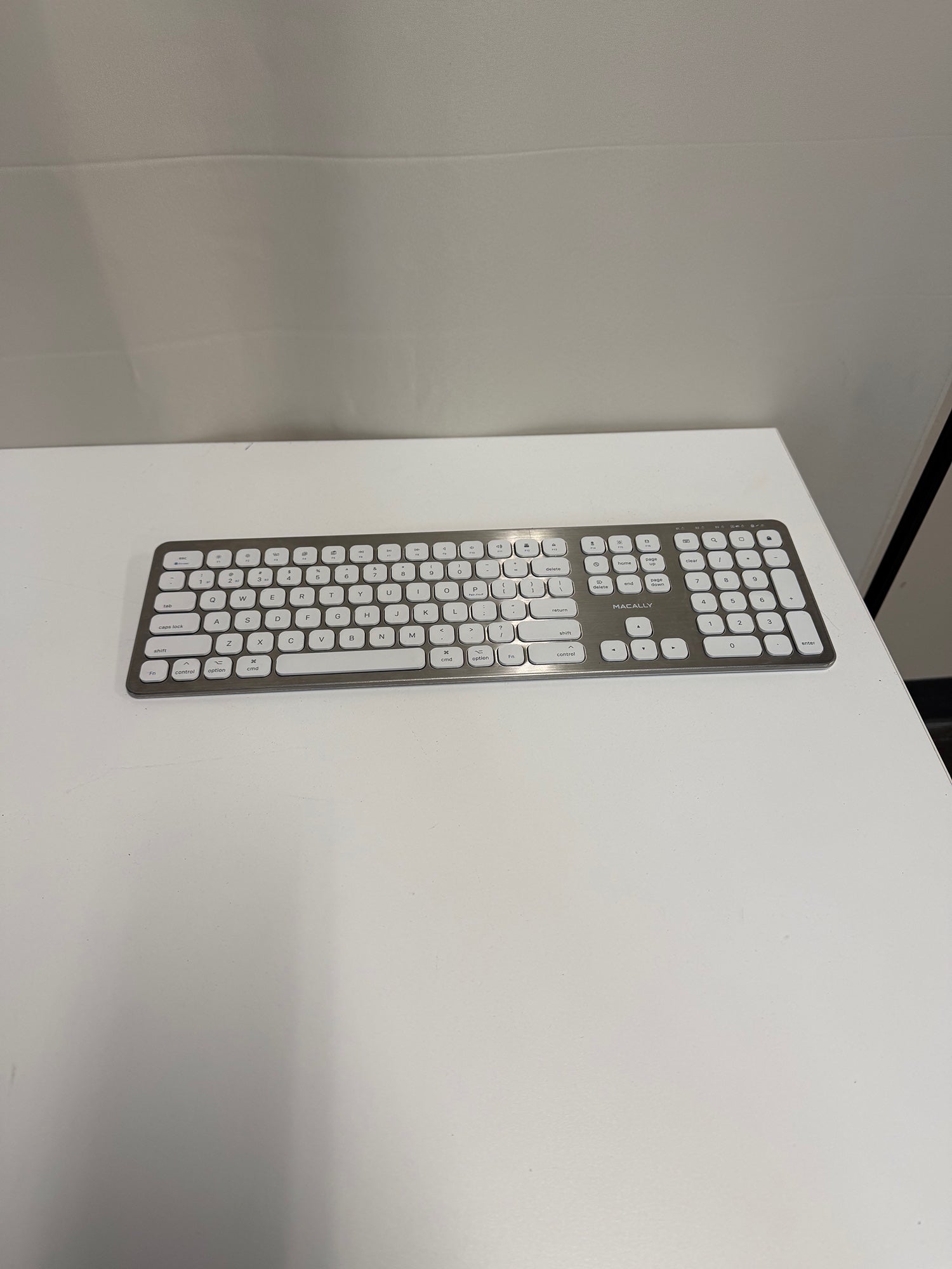 Macally BTWKEYMB Full-Size Bluetooth Wireless Keyboard