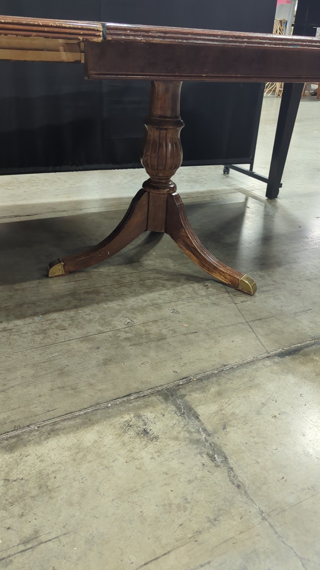 Traditional Pedestal Base Wood Dining Table