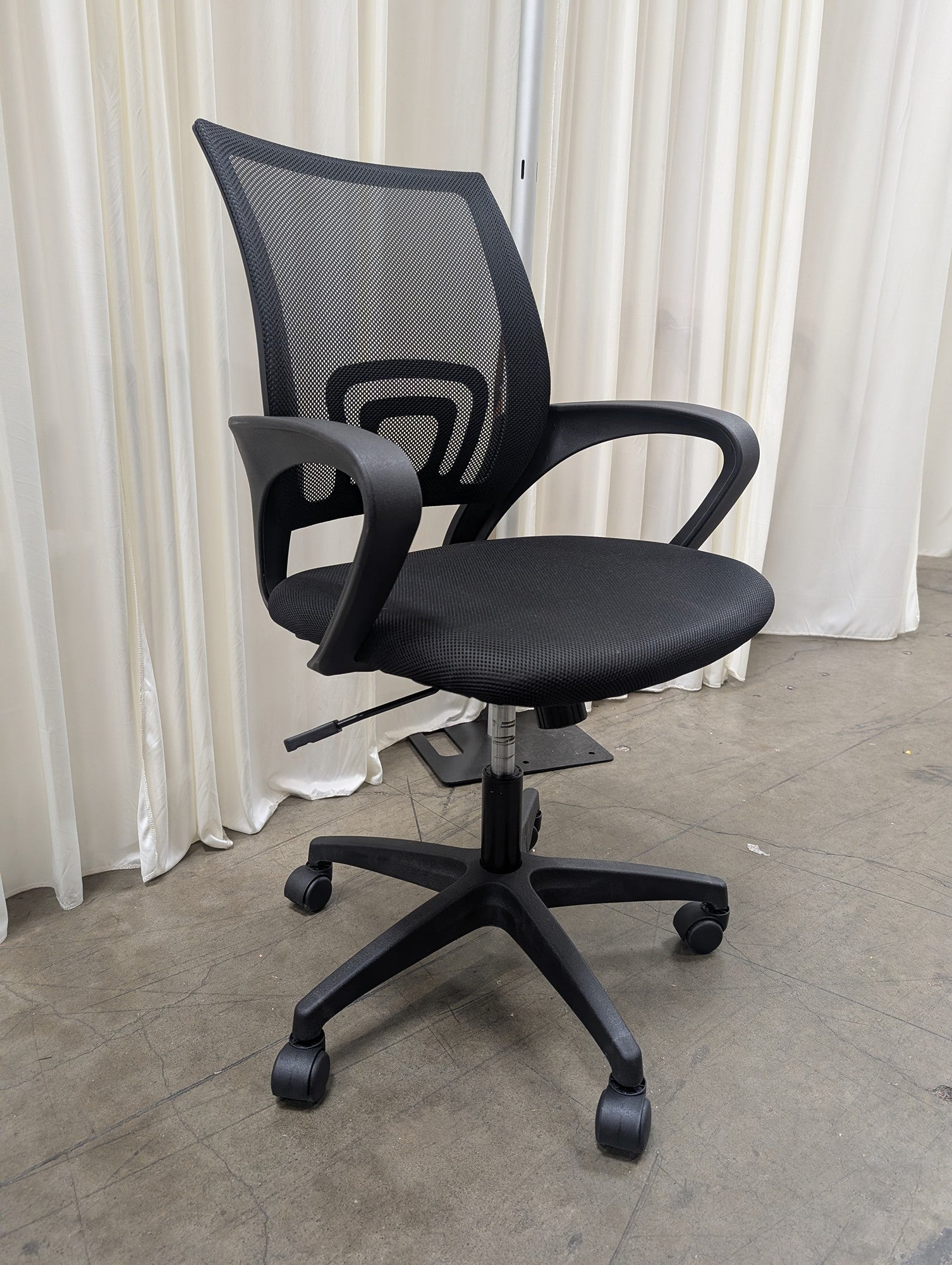 Black Mesh Back Swivel Office Chair with Armrests