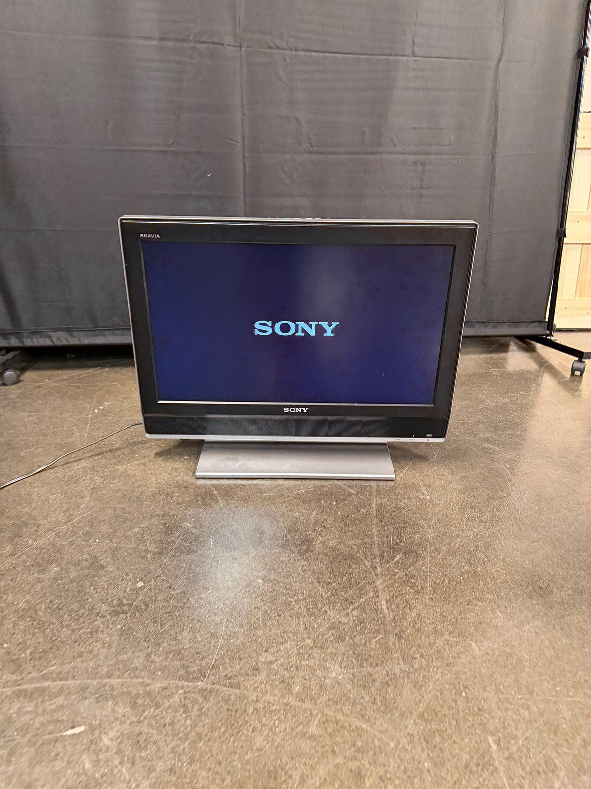 SONY BRAVIA 26” LCD TV with Silver Stand | KDL-26M3000