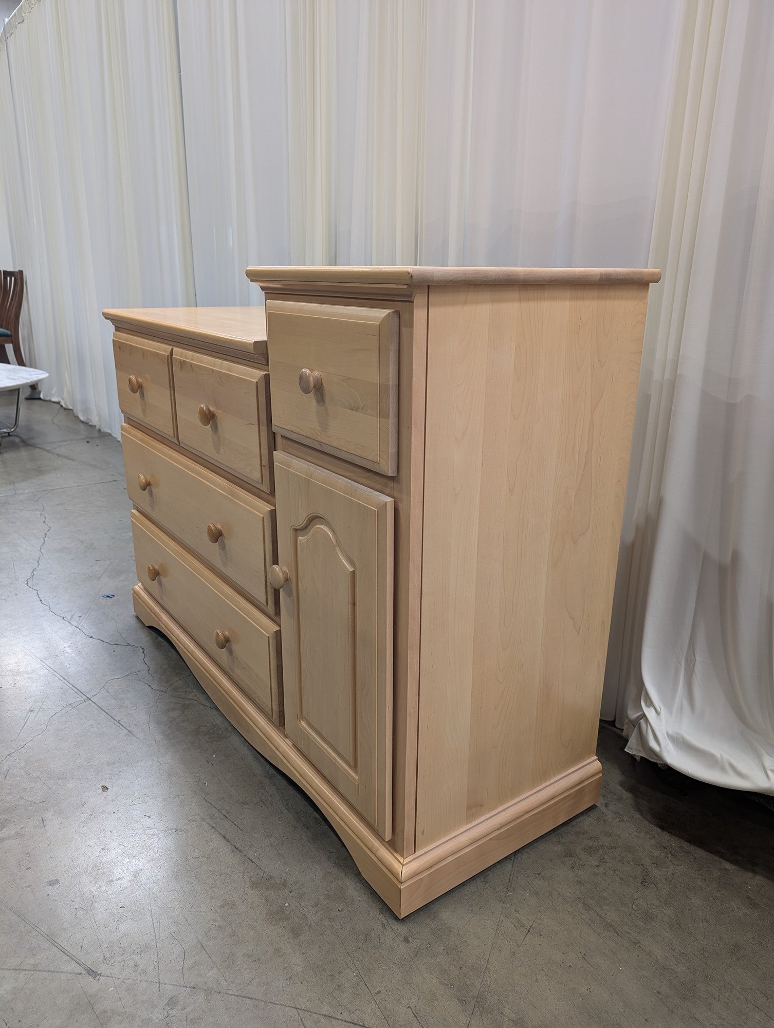 Natural Light Wood Four-Drawer Dresser with Cabinet Storage