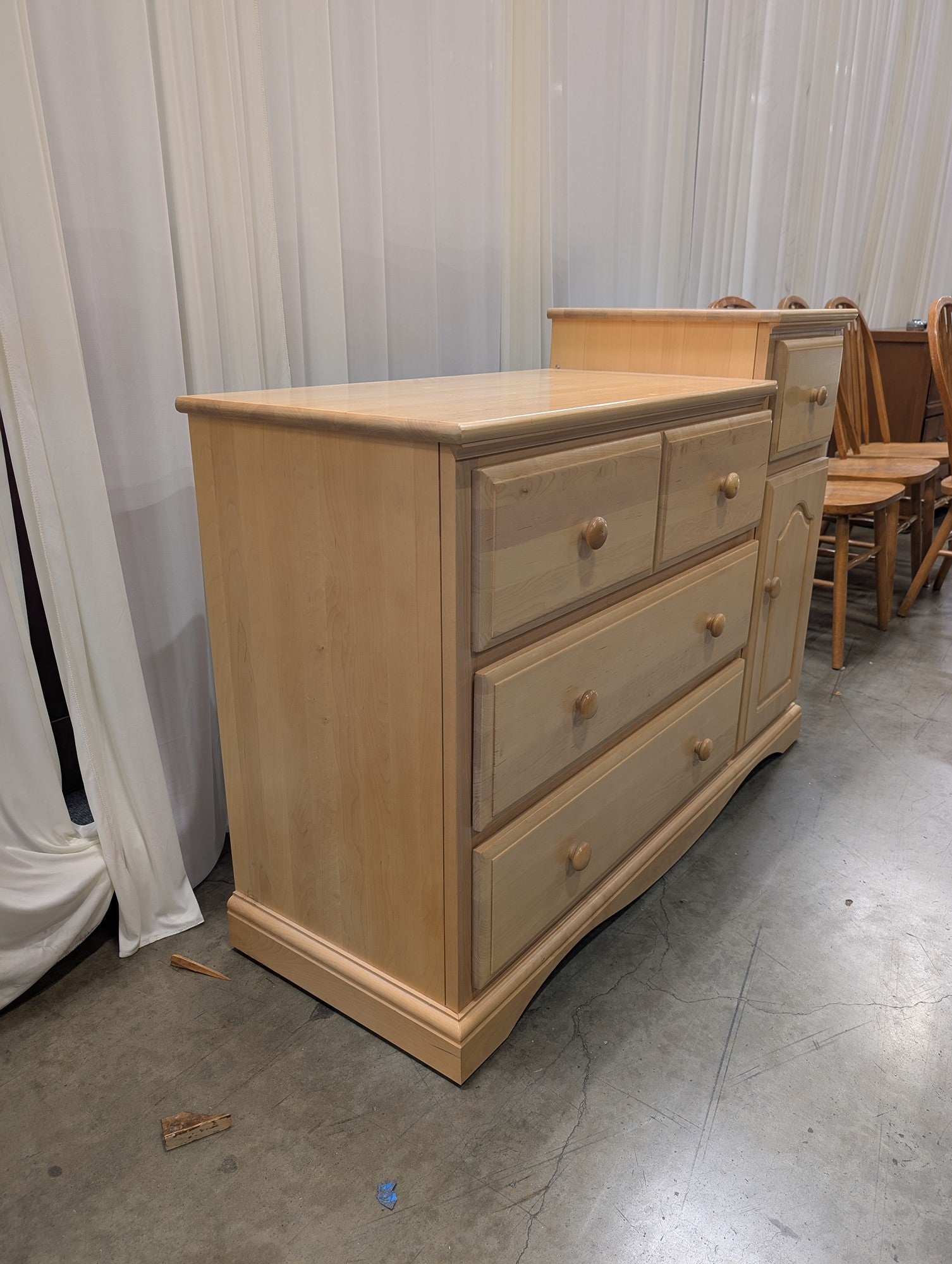 Natural Light Wood Four-Drawer Dresser with Cabinet Storage
