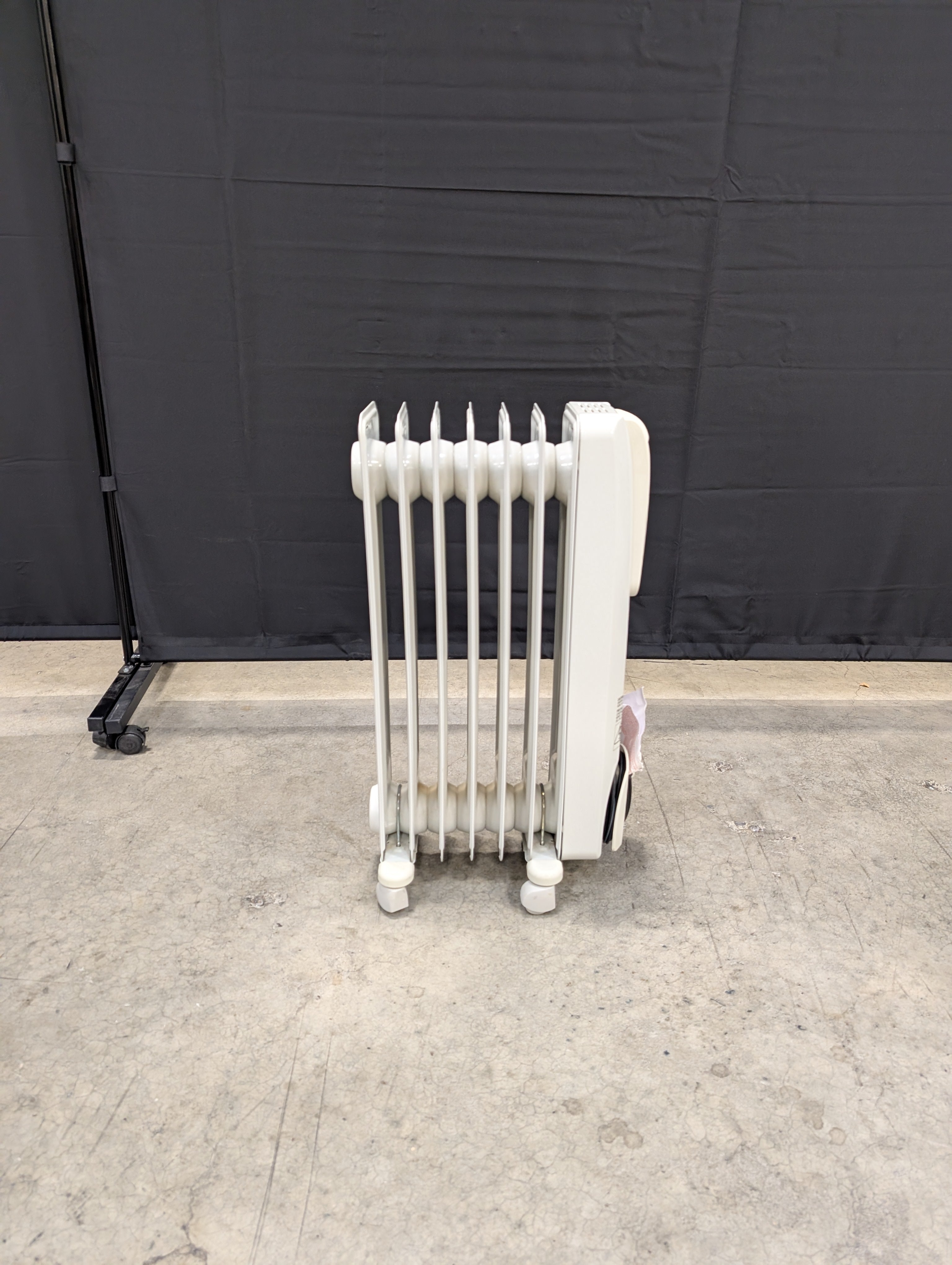 DeLonghi SAFEHEAT Portable Oil-Filled Radiator Heater with Thermostat Control